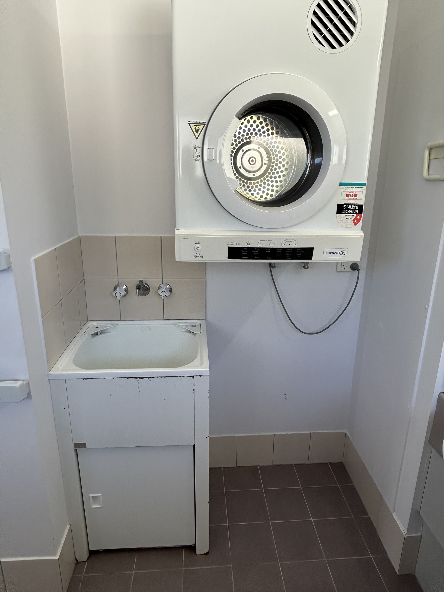 Great Unit Fantastic Location $650 13