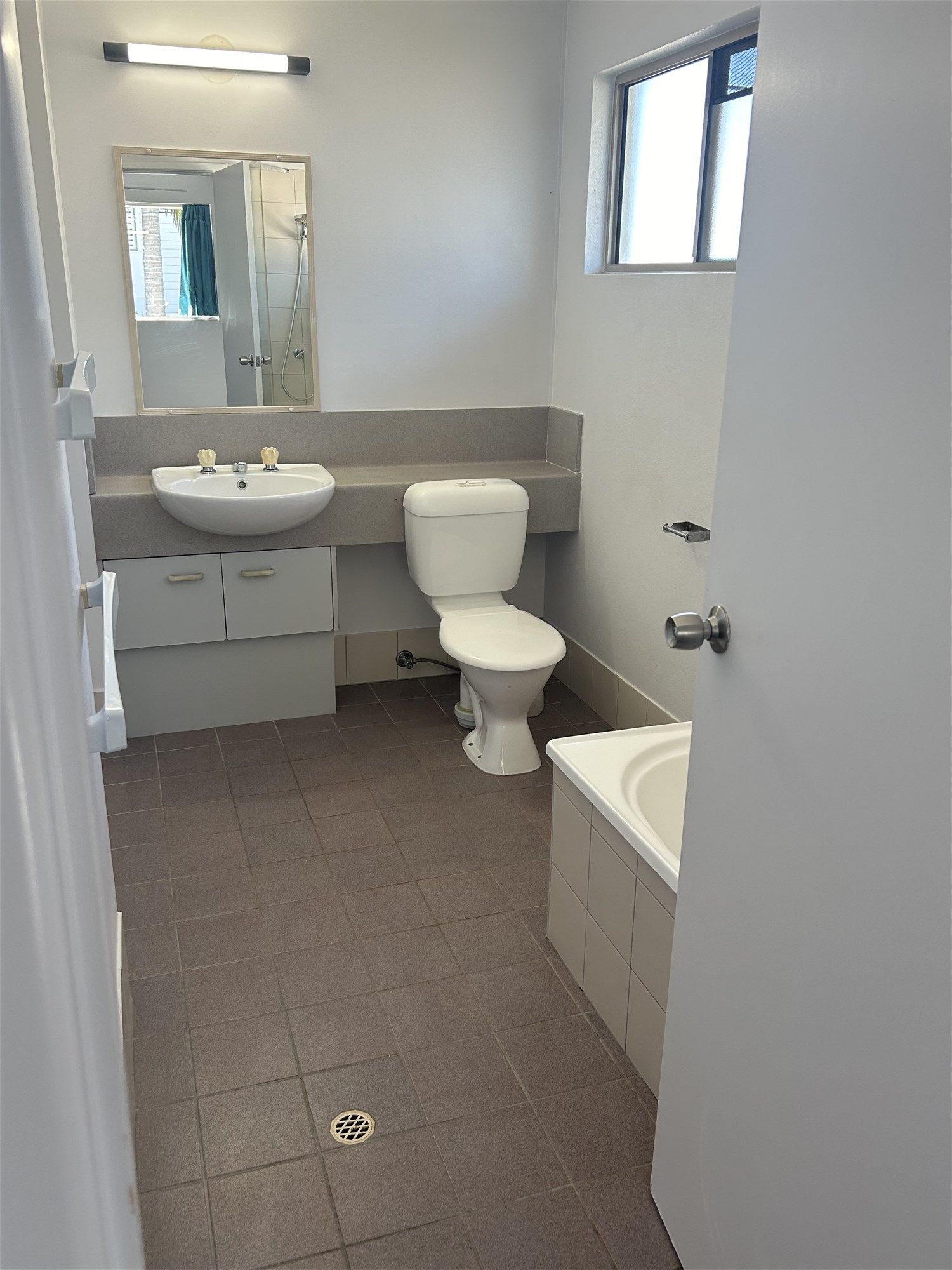 Great Unit Fantastic Location $650 11