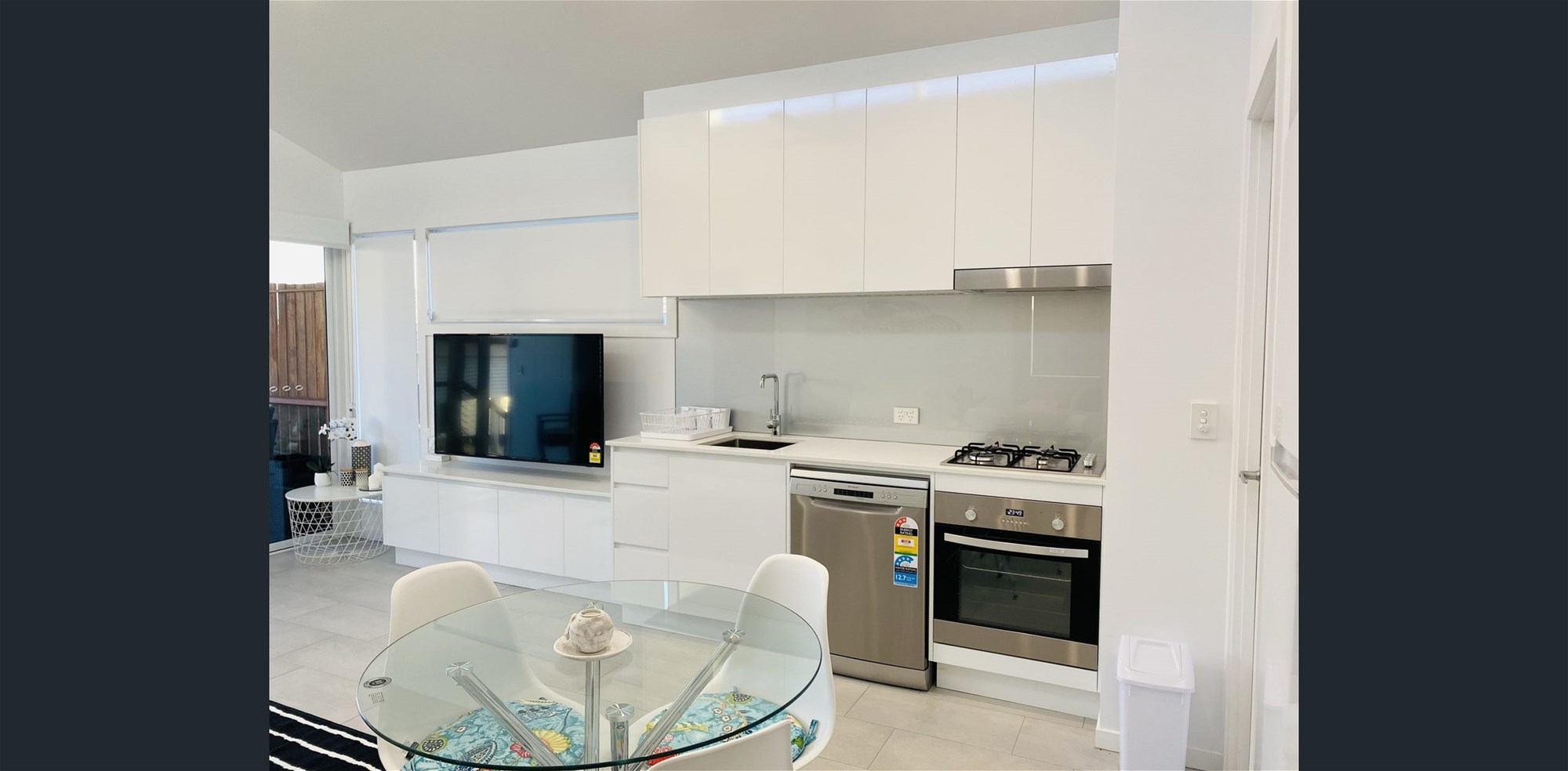 FULLY FURNISHED Free standing 2 3