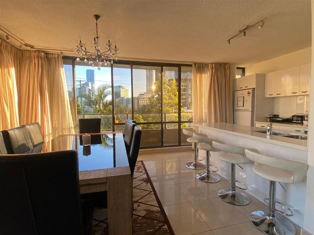 “Charming Spacious Spring Hill Home for Rent – Inner-city Dream Space!”
