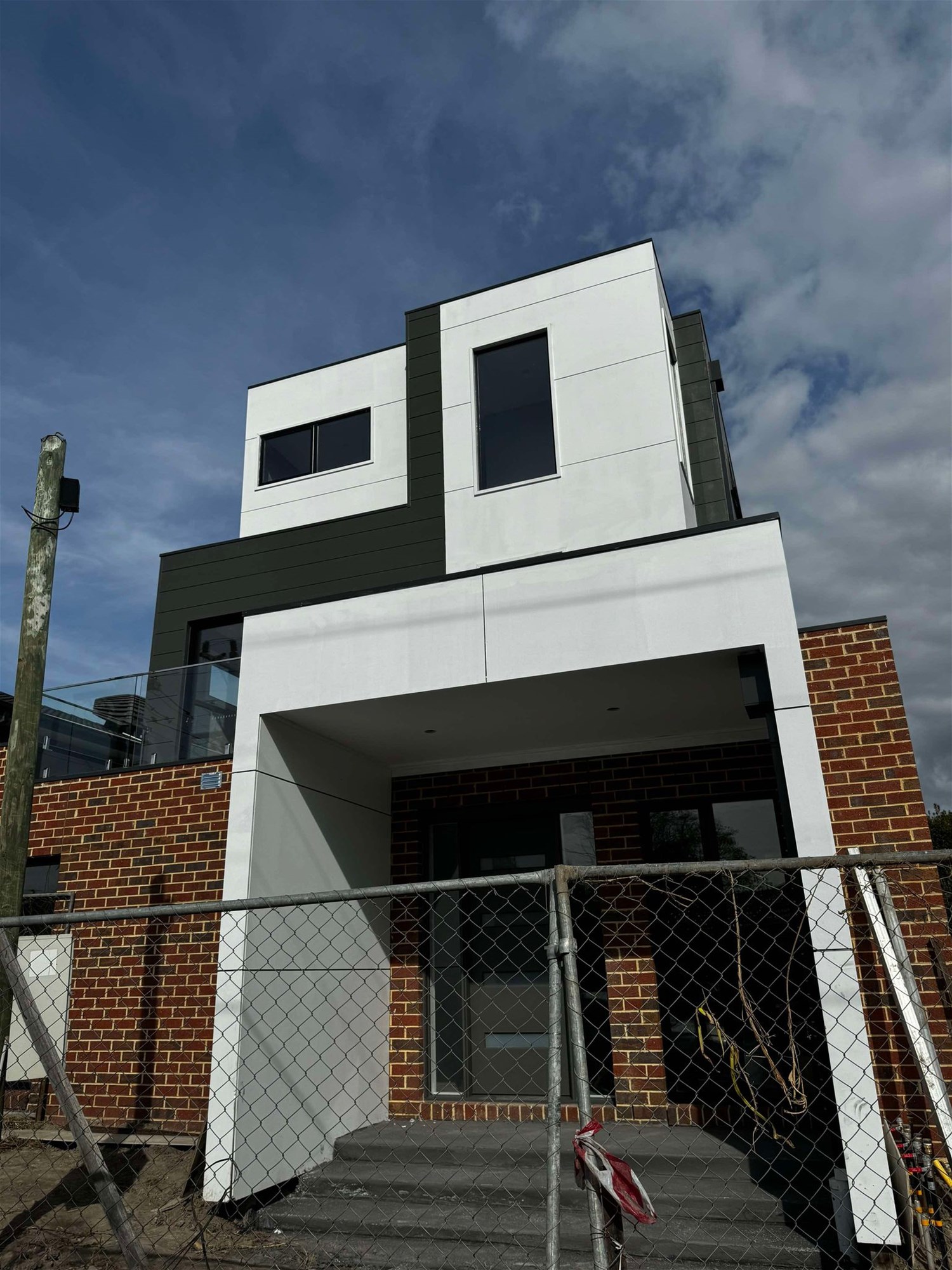 Spacious Brand New 3-Level Home in Springvale: 3 Bedrooms, Double Garage, Open Plan Living!
