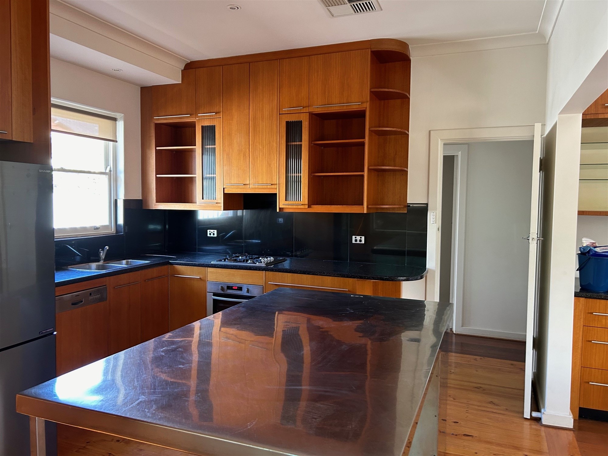 “Your Dream Home Awaits: Charming 3 bedroom  Mid century House for Rent in Cumberland Park!”