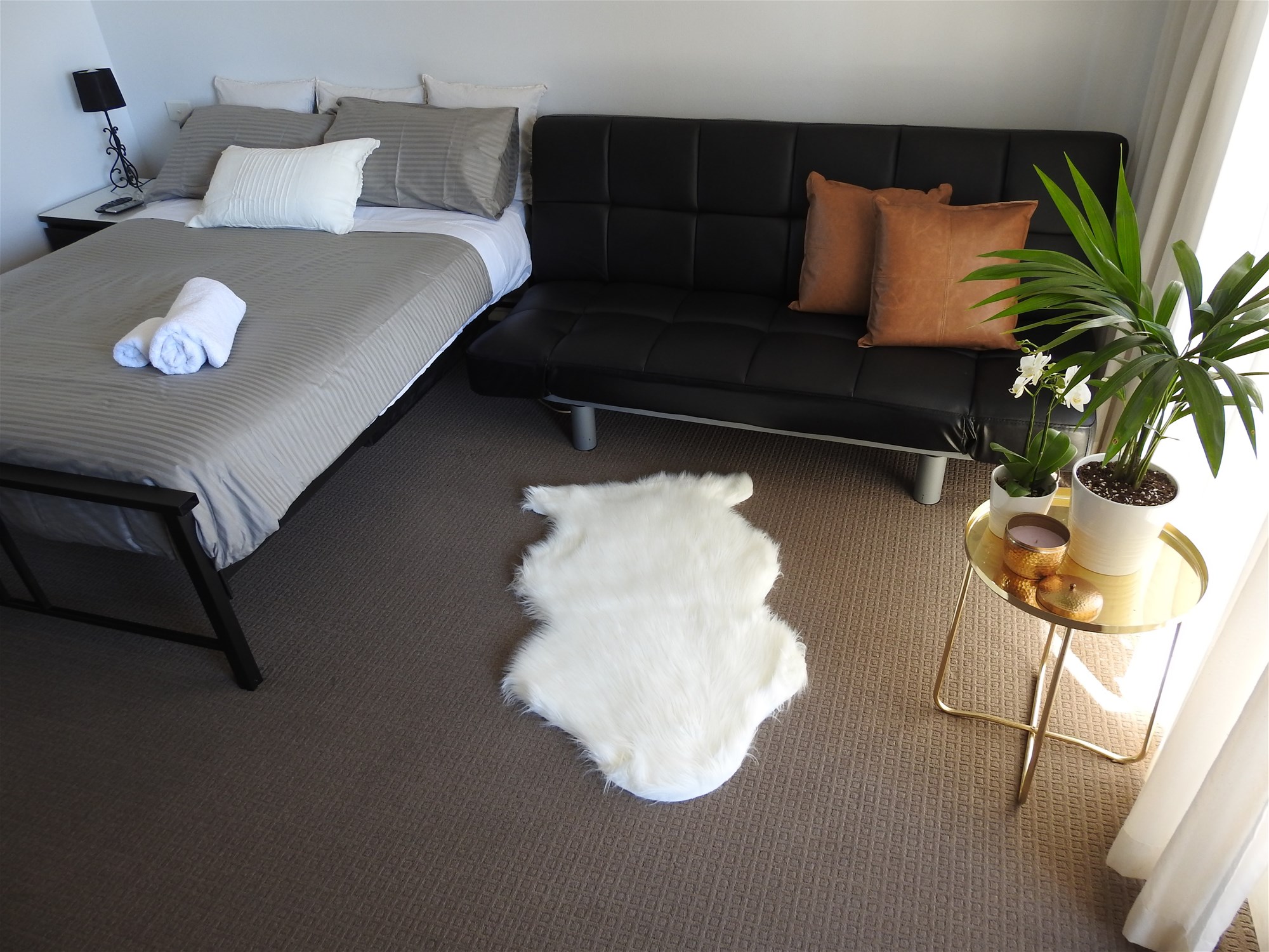 Furnished City CBD Studio. Bills included. Water & Firework Views