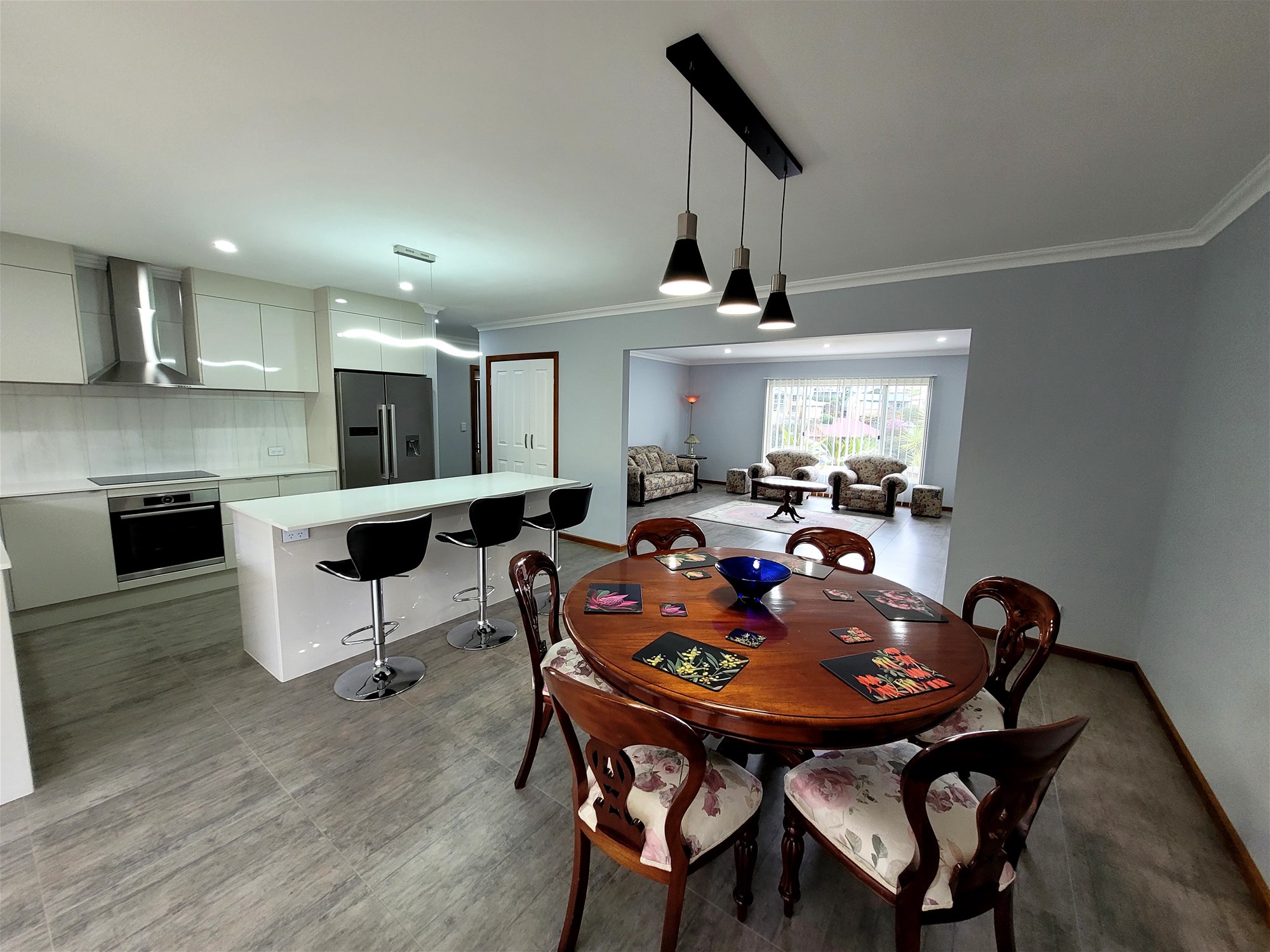 Charming Coastal Living: Beautiful House 7