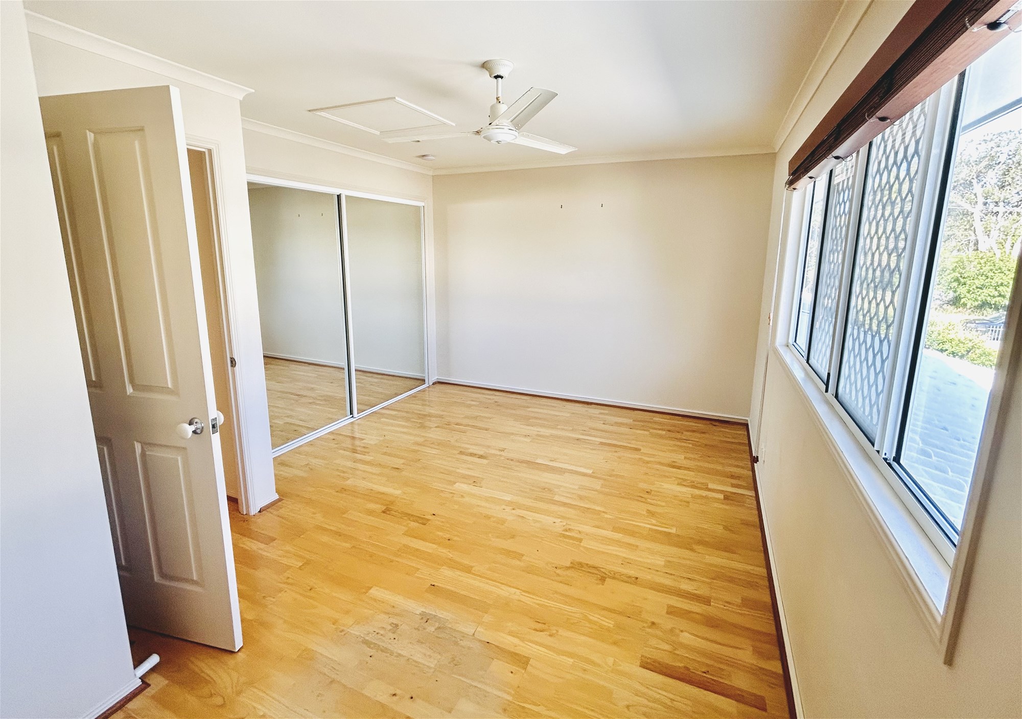 Beautiful Townhouse, Fantastic Location 13