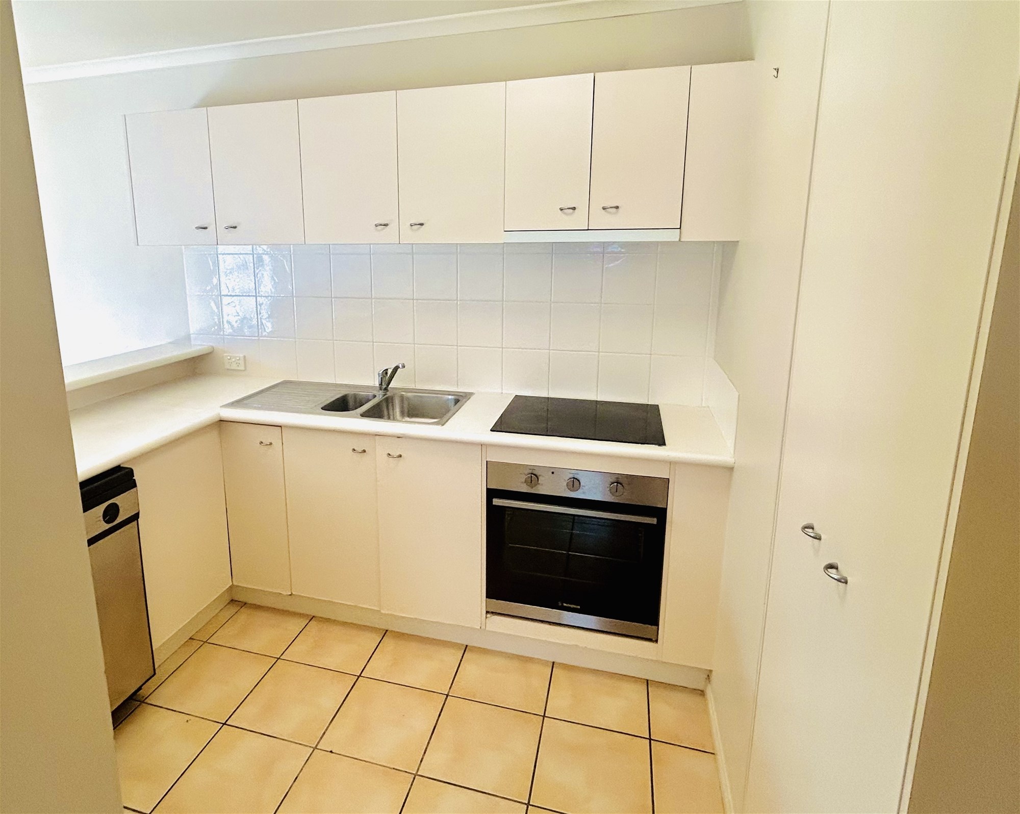 Beautiful Townhouse, Fantastic Location 7