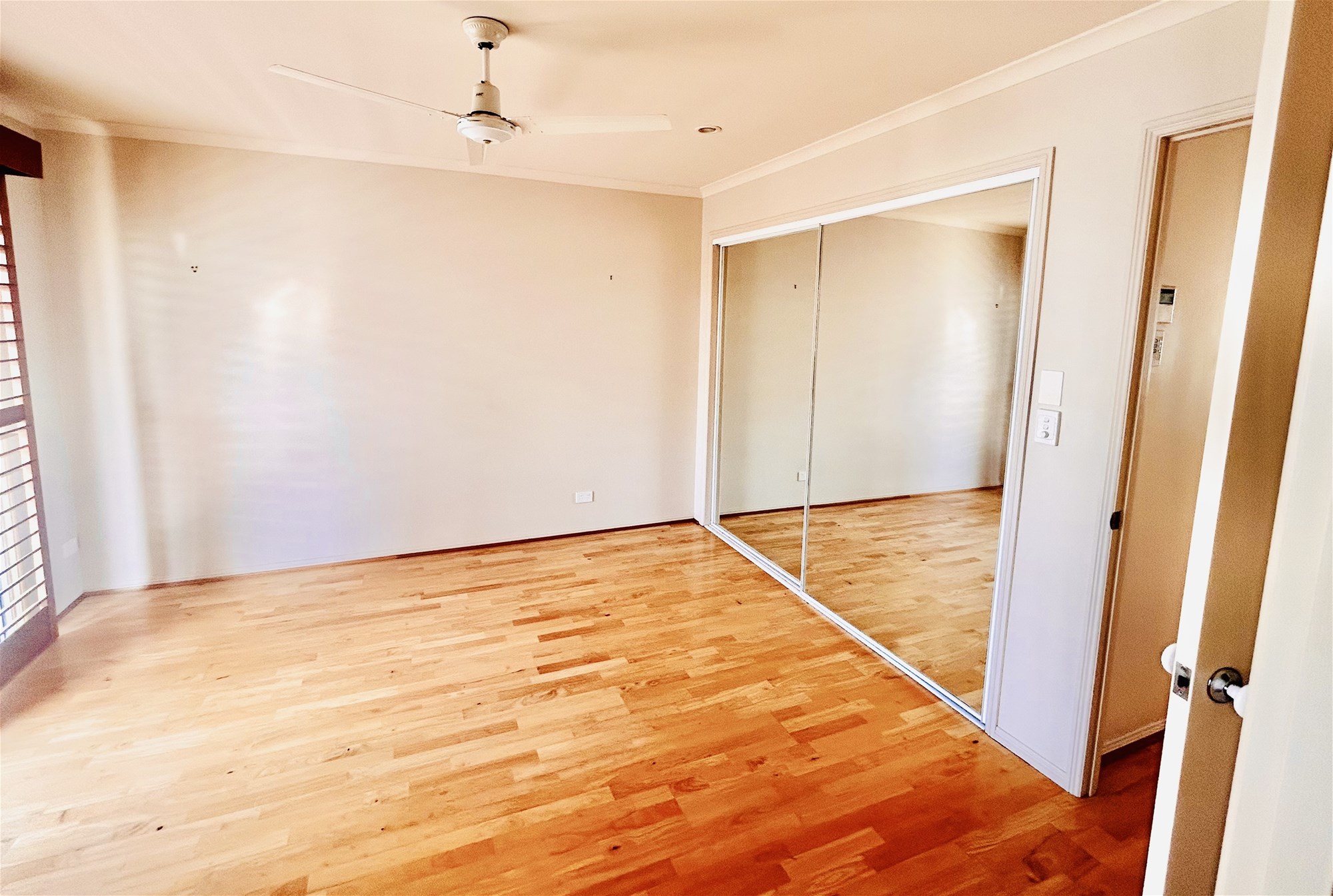 Beautiful Townhouse, Fantastic Location 9