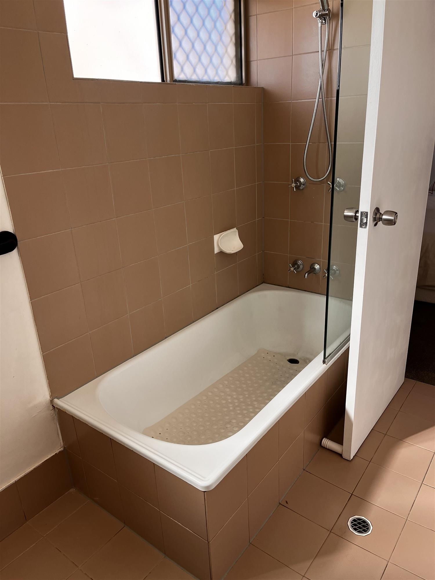 Great Unit Fantastic Location $680 13
