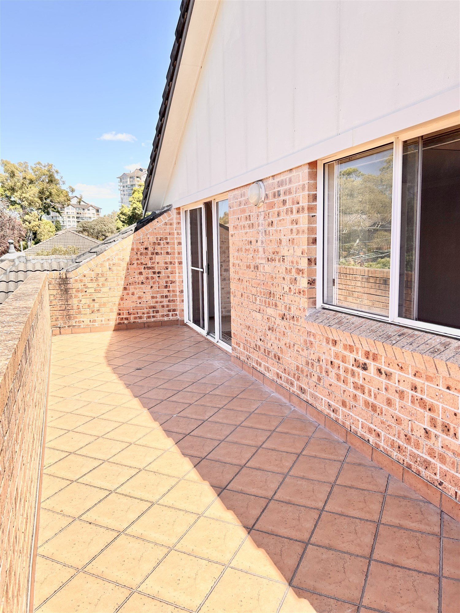 A hidden Rare Gem- Spacious Penthouse, Convenient & Quiet