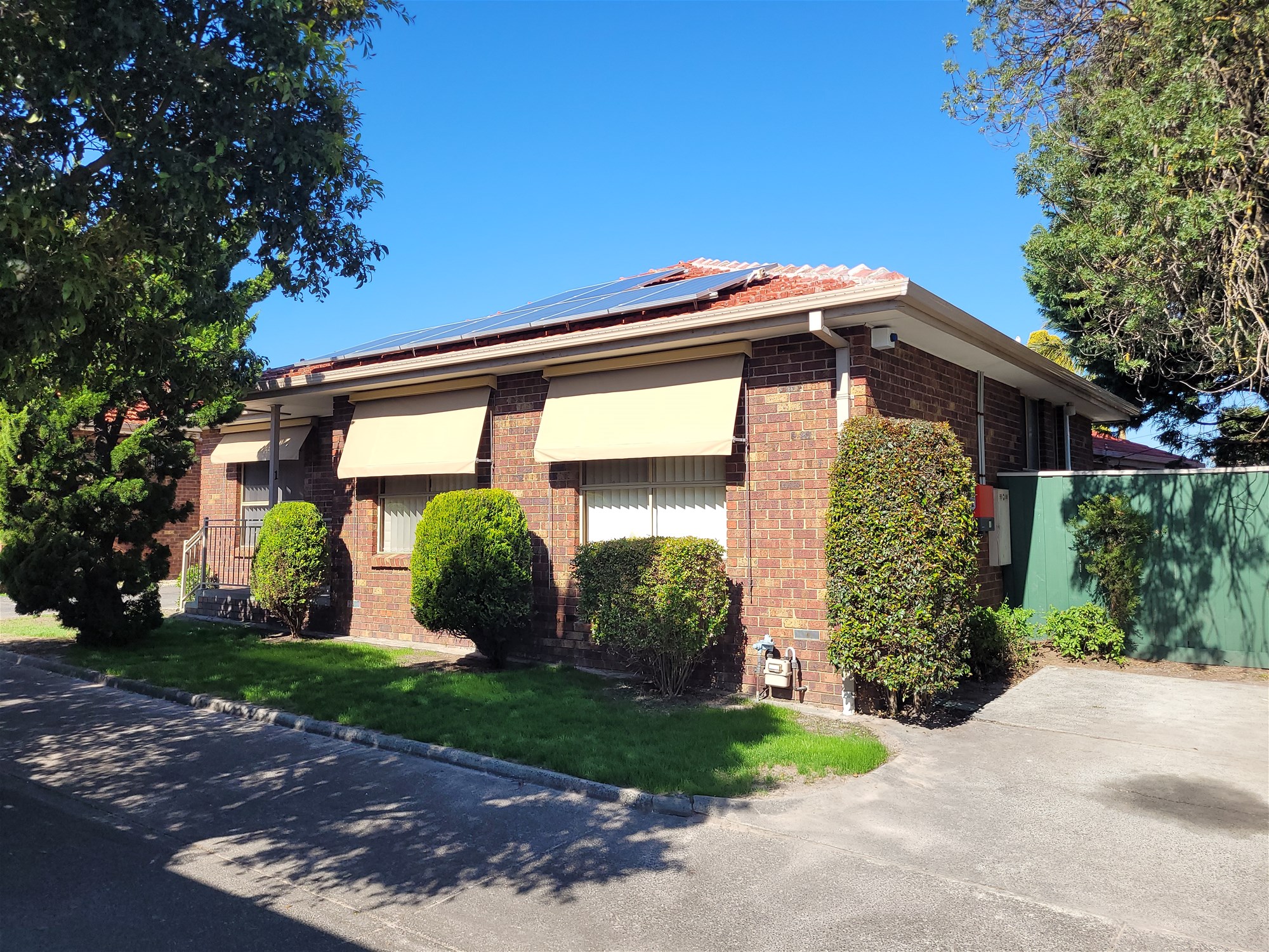 “Stylish and Spacious 2 BR Villa Unit for Rent in Desirable Springvale South Location”