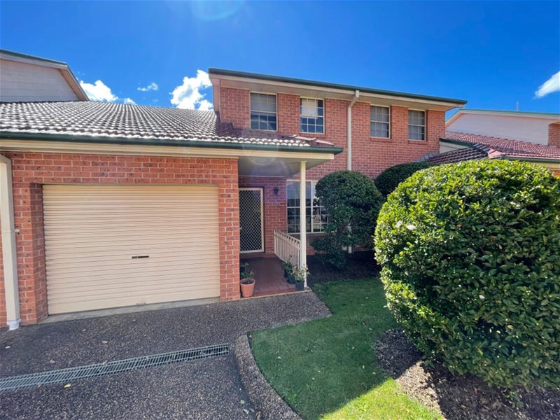CENTRALLY LOCATED BOWRAL TOWNHOUSE