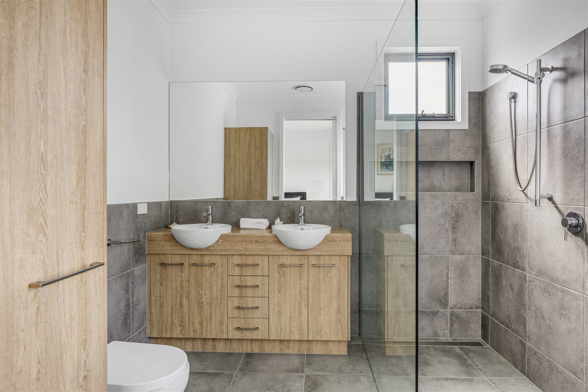 Modern furnished 4 bedroom with 9