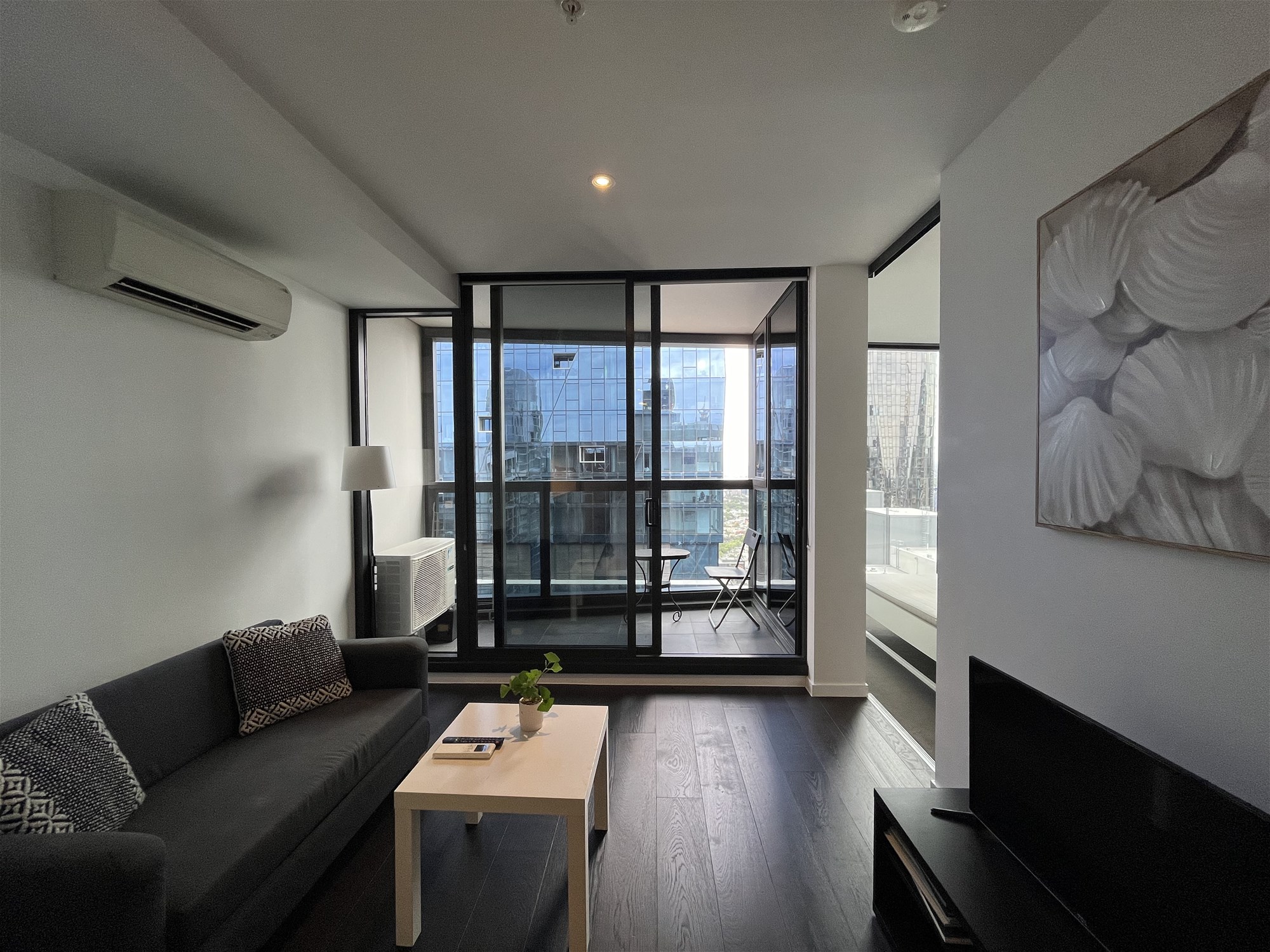 Modern 2 Bedroom Apartment 4