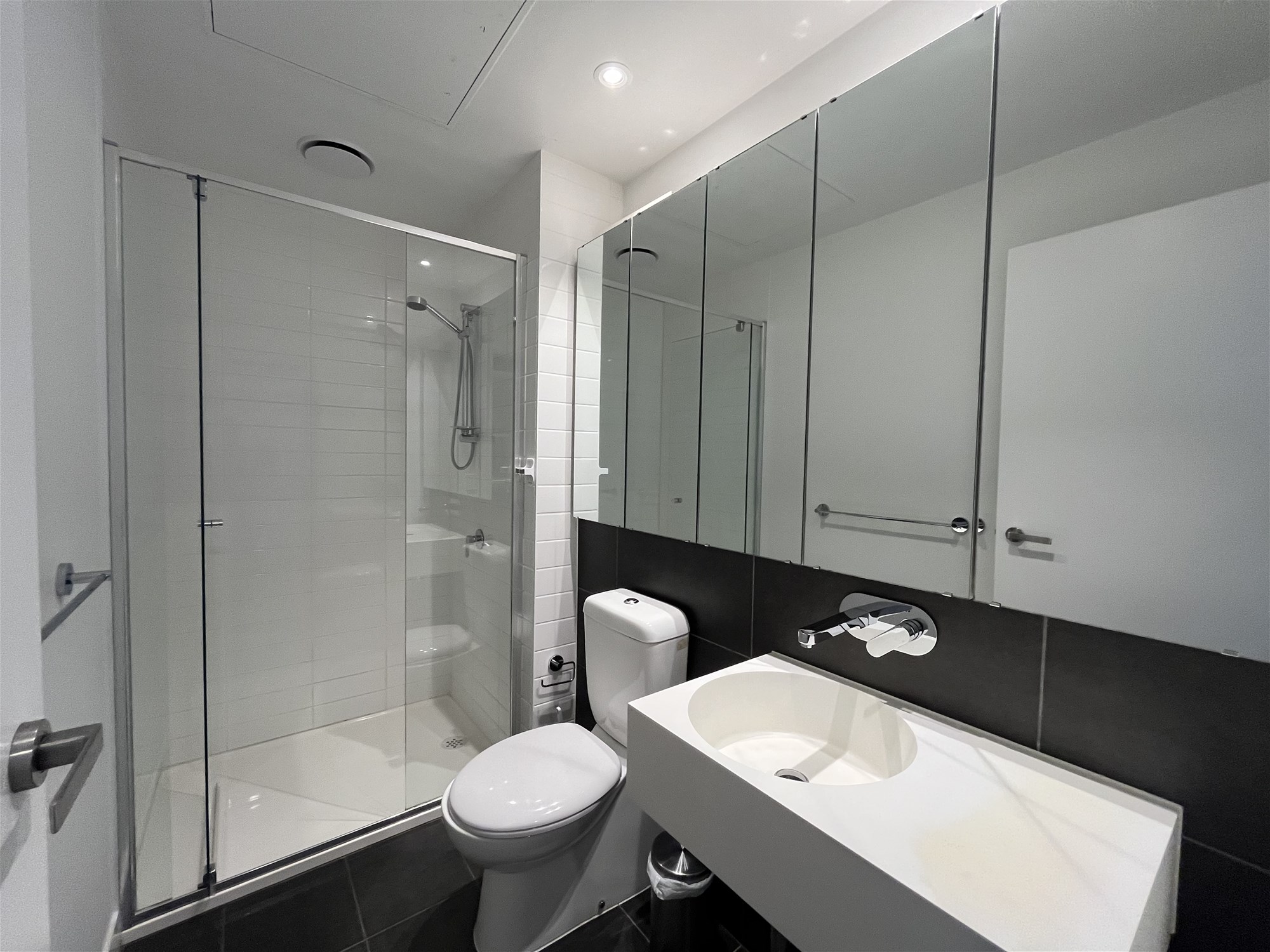 Modern 2 Bedroom Apartment 9