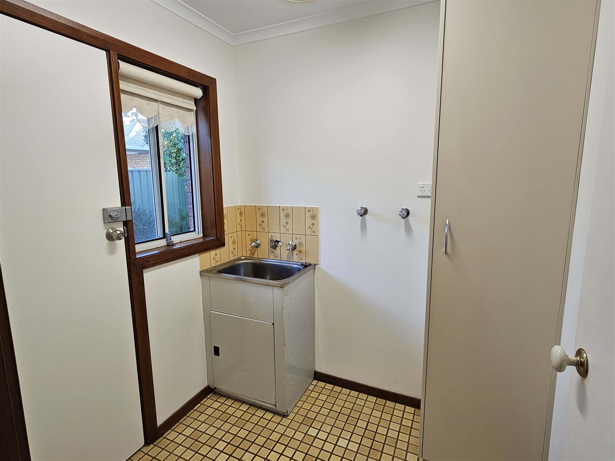 Modern Unit for Lease in 13