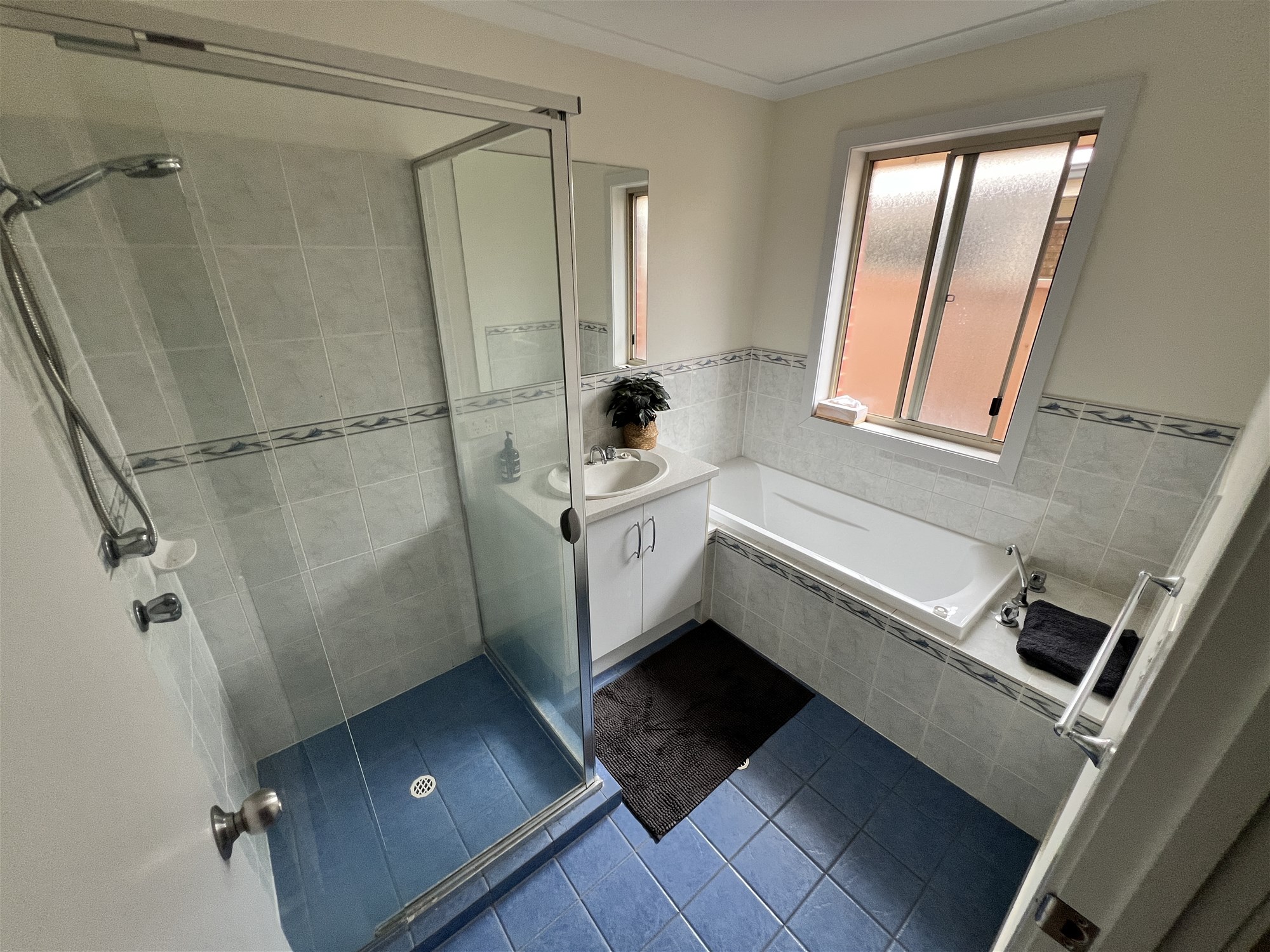 Spacious 4 Bedroom Family Home 10