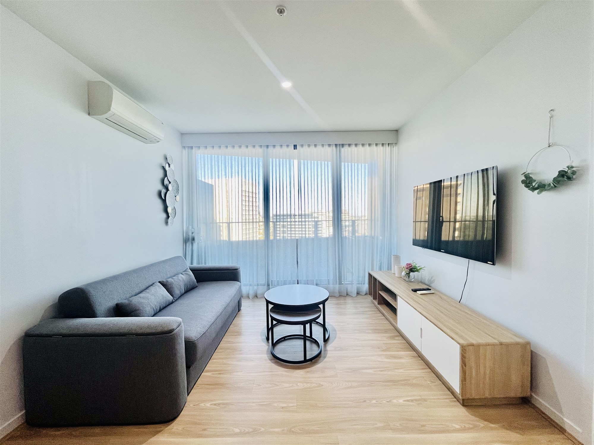 Fully Furnished 2 Bed 2 2