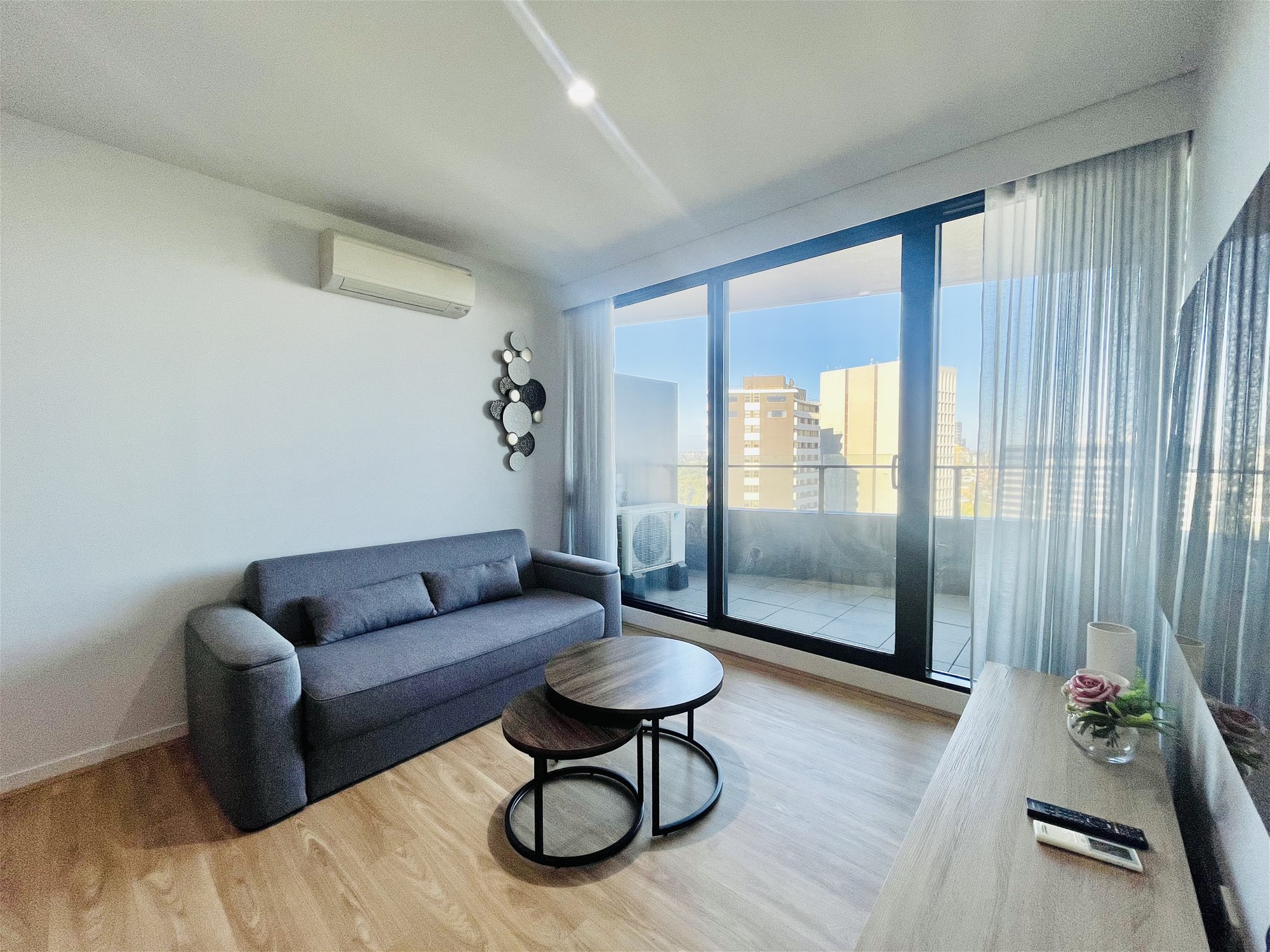 Fully Furnished 2 Bed 2 4
