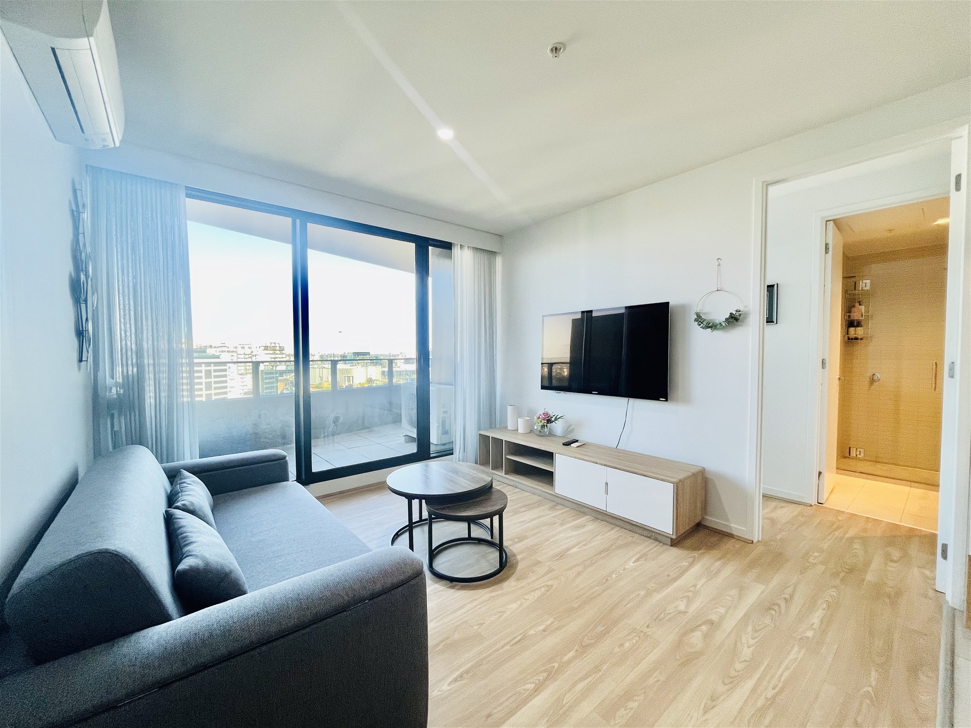 Fully Furnished 2 Bed 2 3