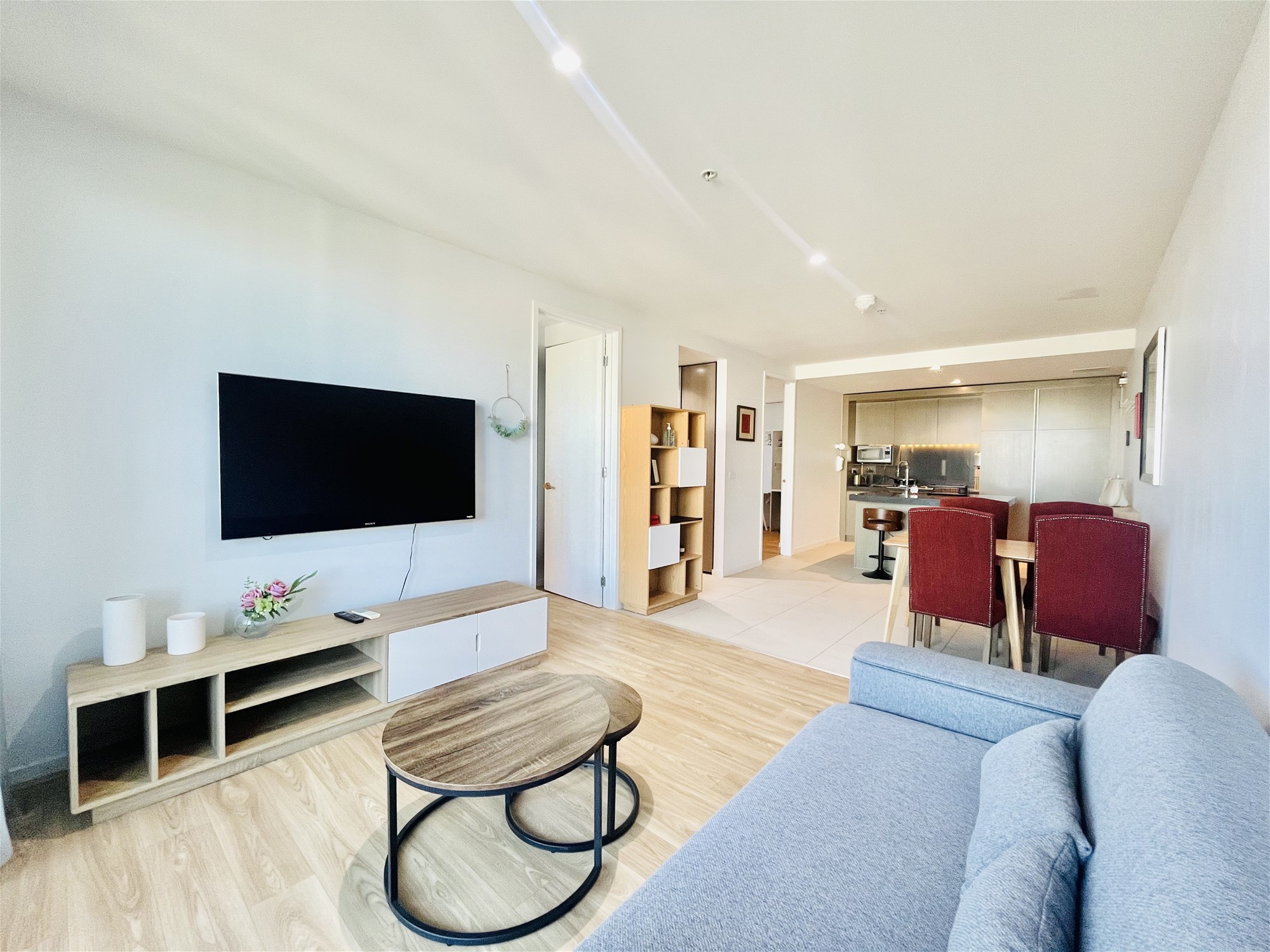 Fully Furnished 2 Bed 2 5