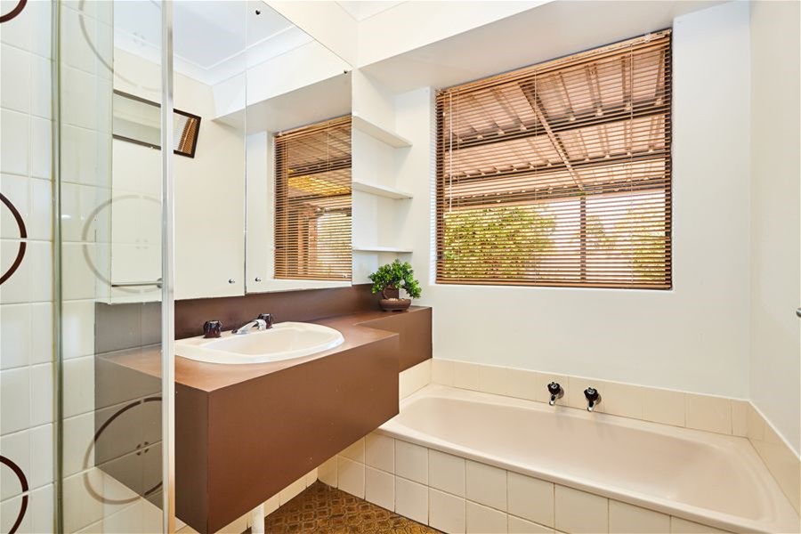 $680 4 Bed 1 Bath, 3