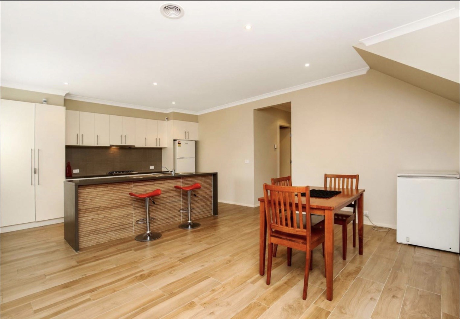 Stylish Three Bedroom Townhouse!! 9