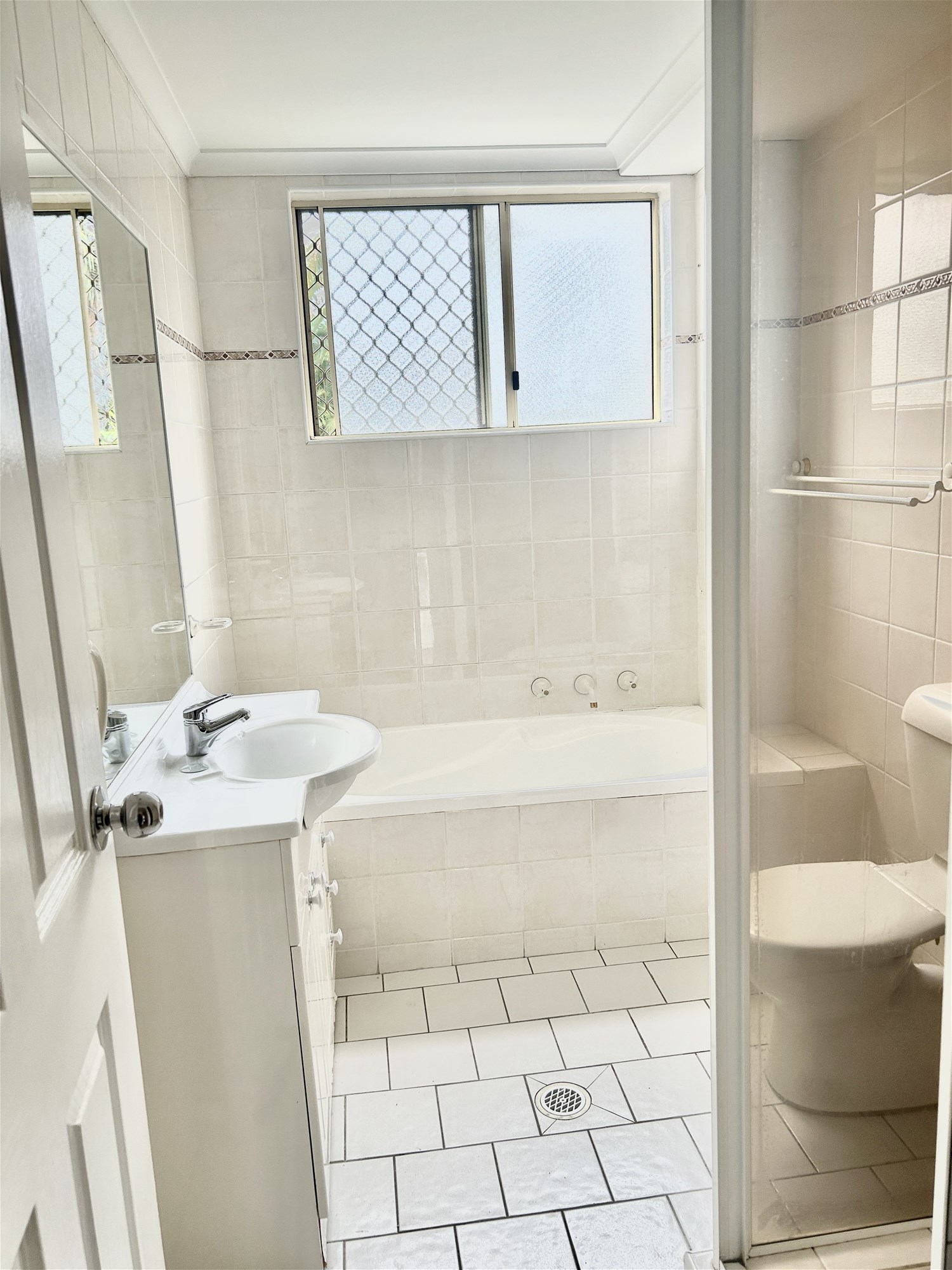 “Immaculate Sunny Spacious Beautiful Apartment 7