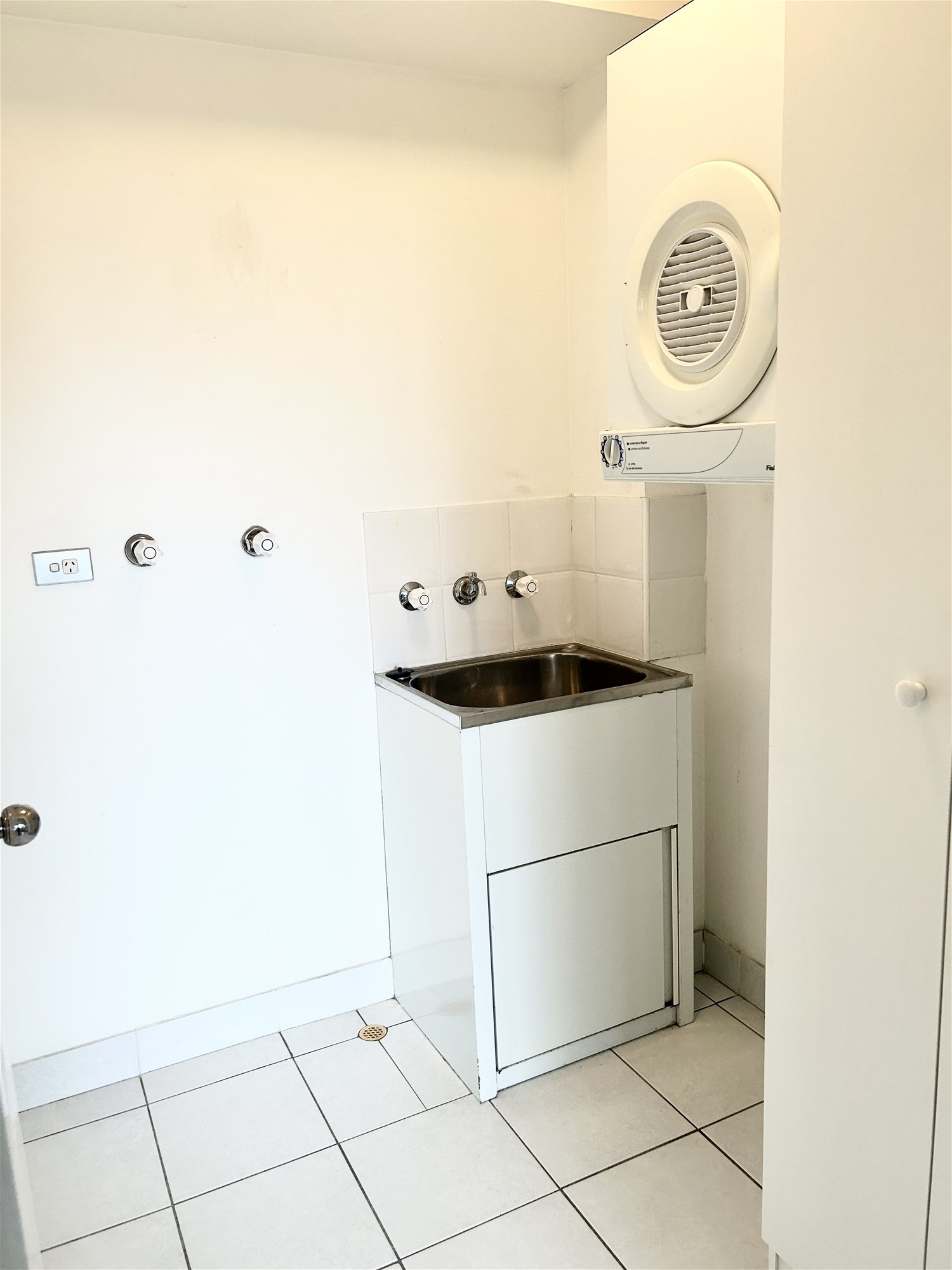 “Immaculate Sunny Spacious Beautiful Apartment 8