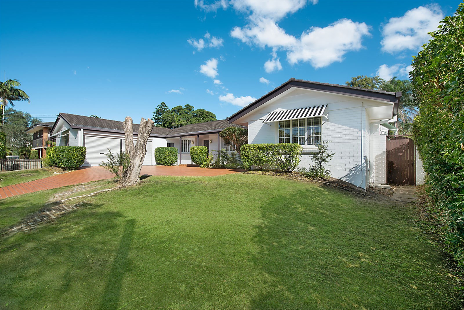 Large Lowset Brick in Desirable 3