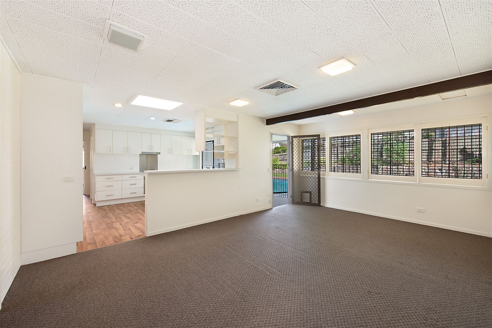 Large Lowset Brick in Desirable 6