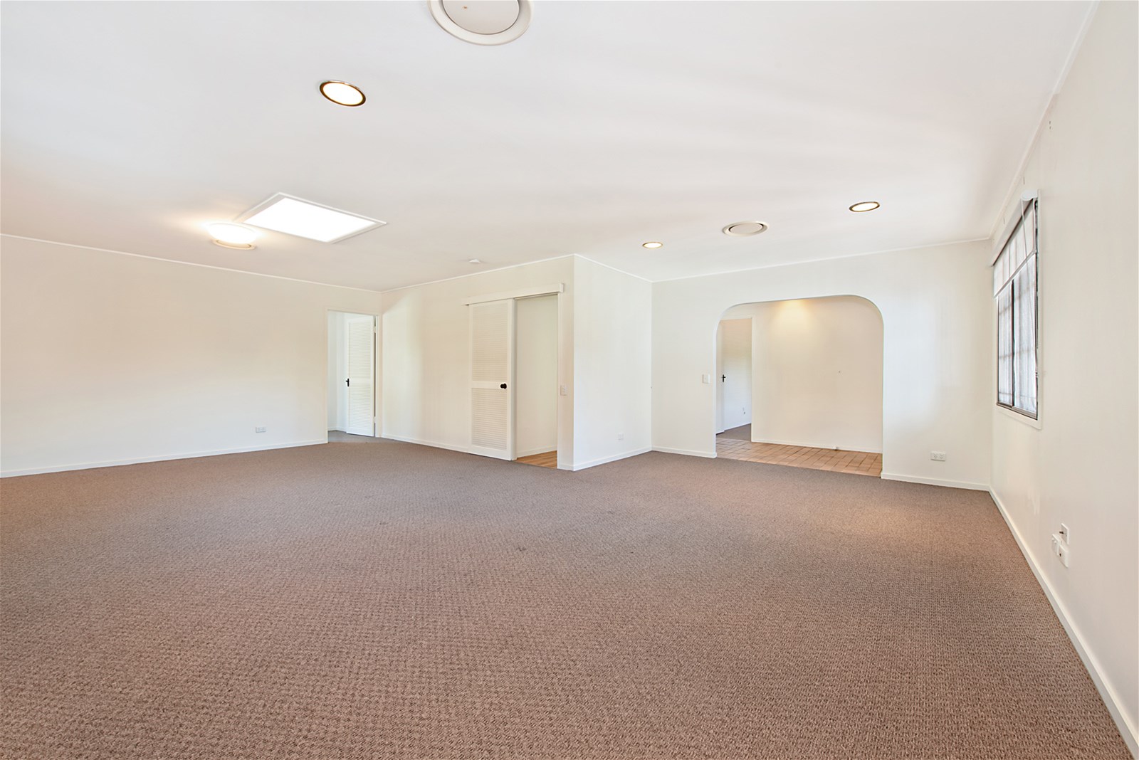 Large Lowset Brick in Desirable 7