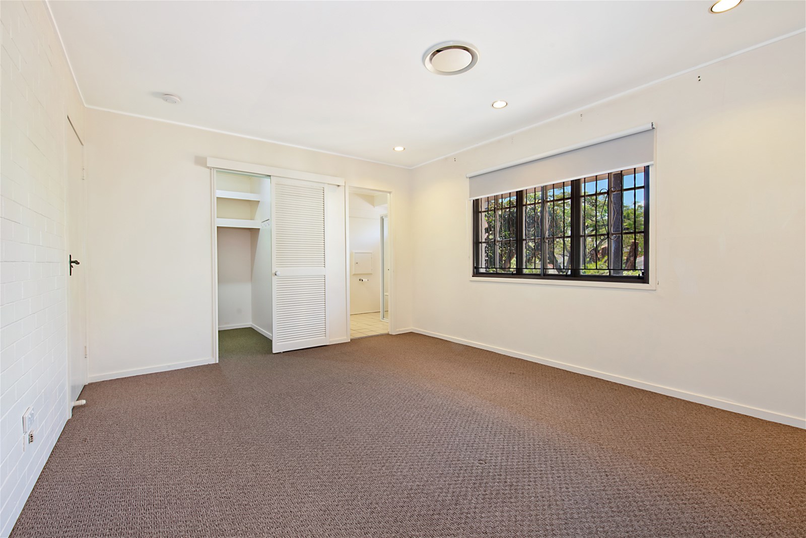 Large Lowset Brick in Desirable 9