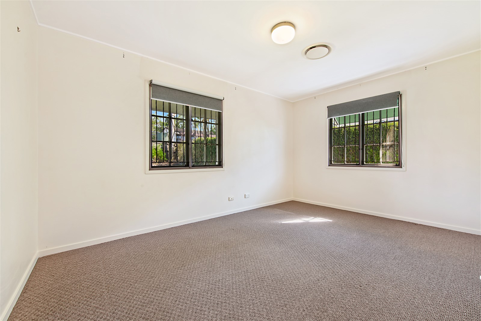 Large Lowset Brick in Desirable 10