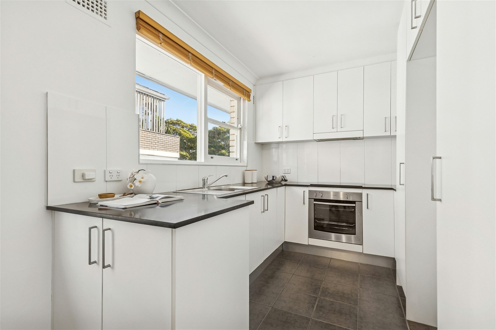 Light Filled Top Floor Unit, 3