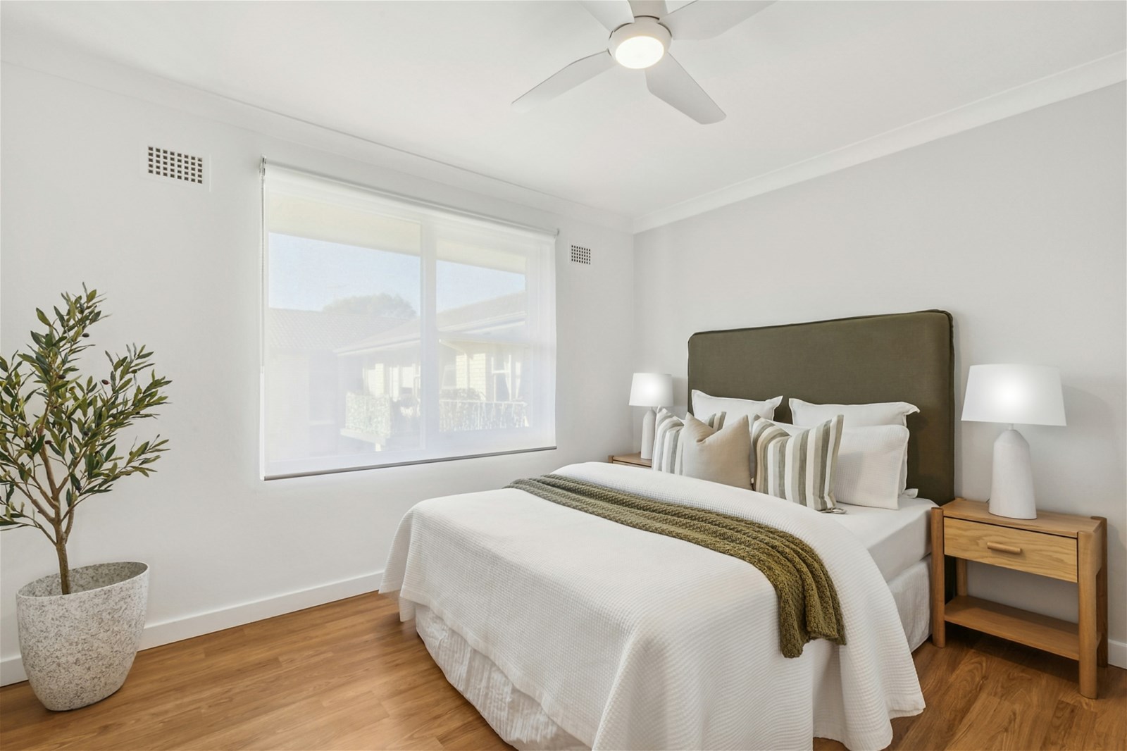 Light Filled Top Floor Unit, Moment to the Beach!