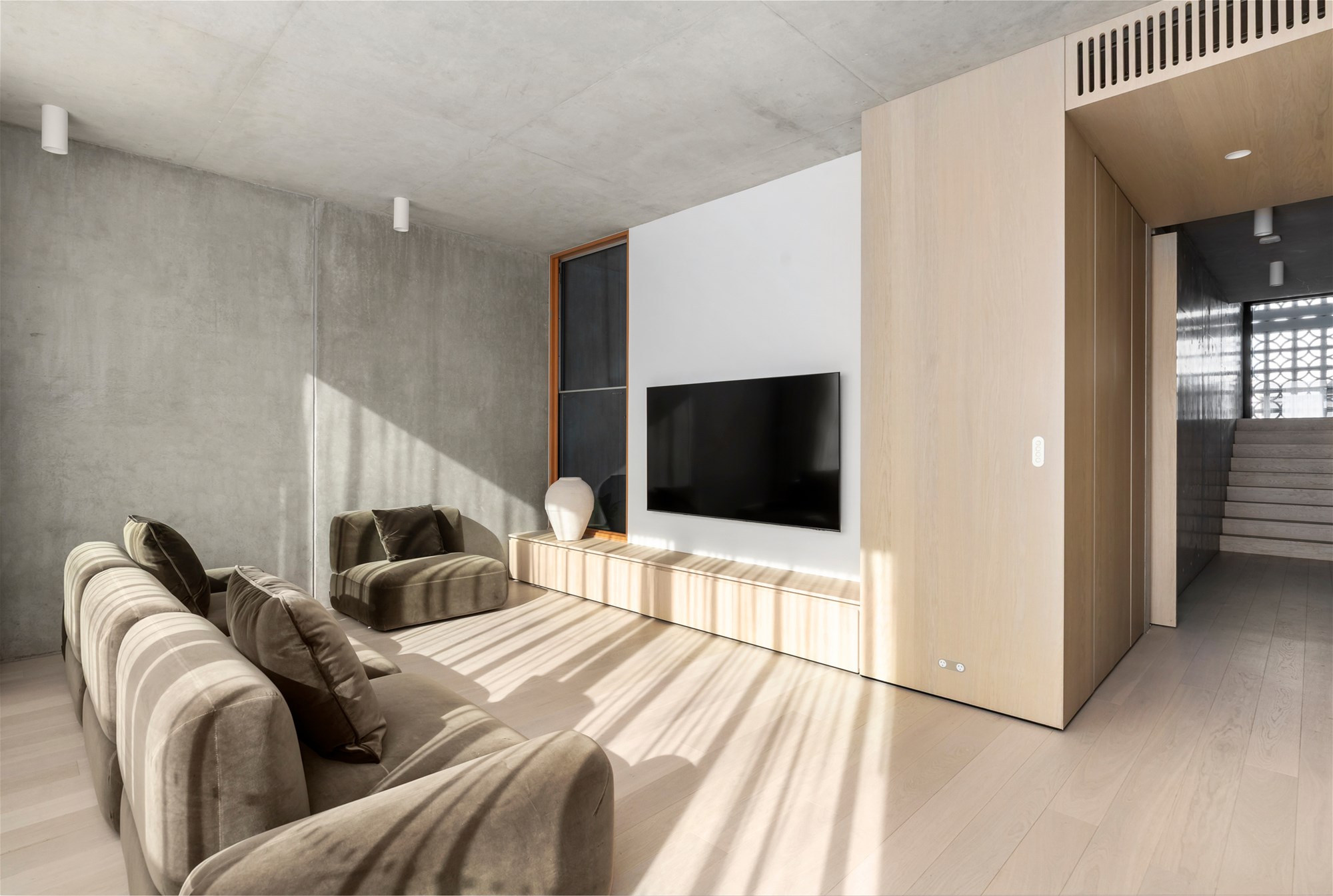 $3,850 per week fully furnished 8