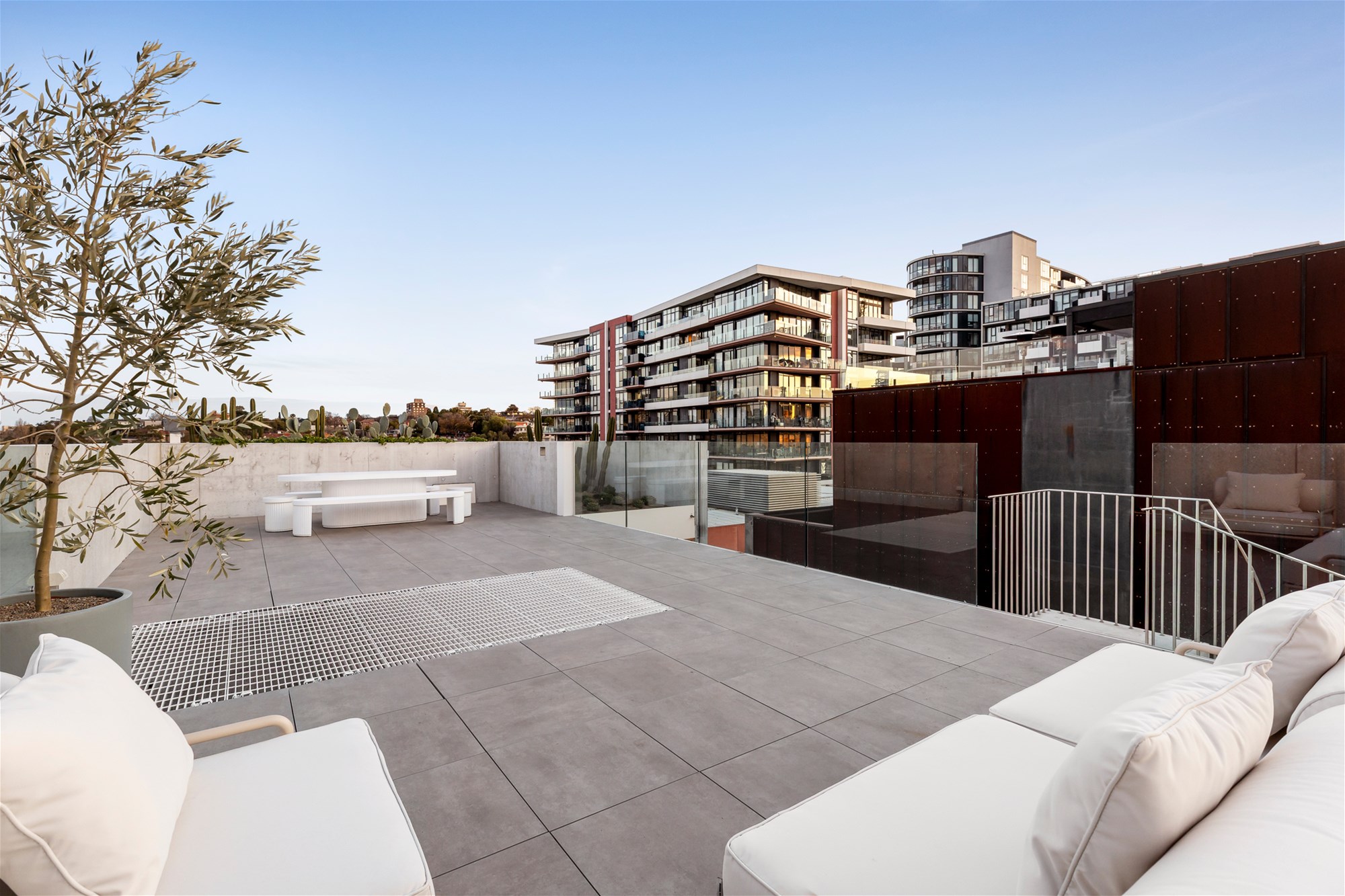 $3,850 per week fully furnished 23