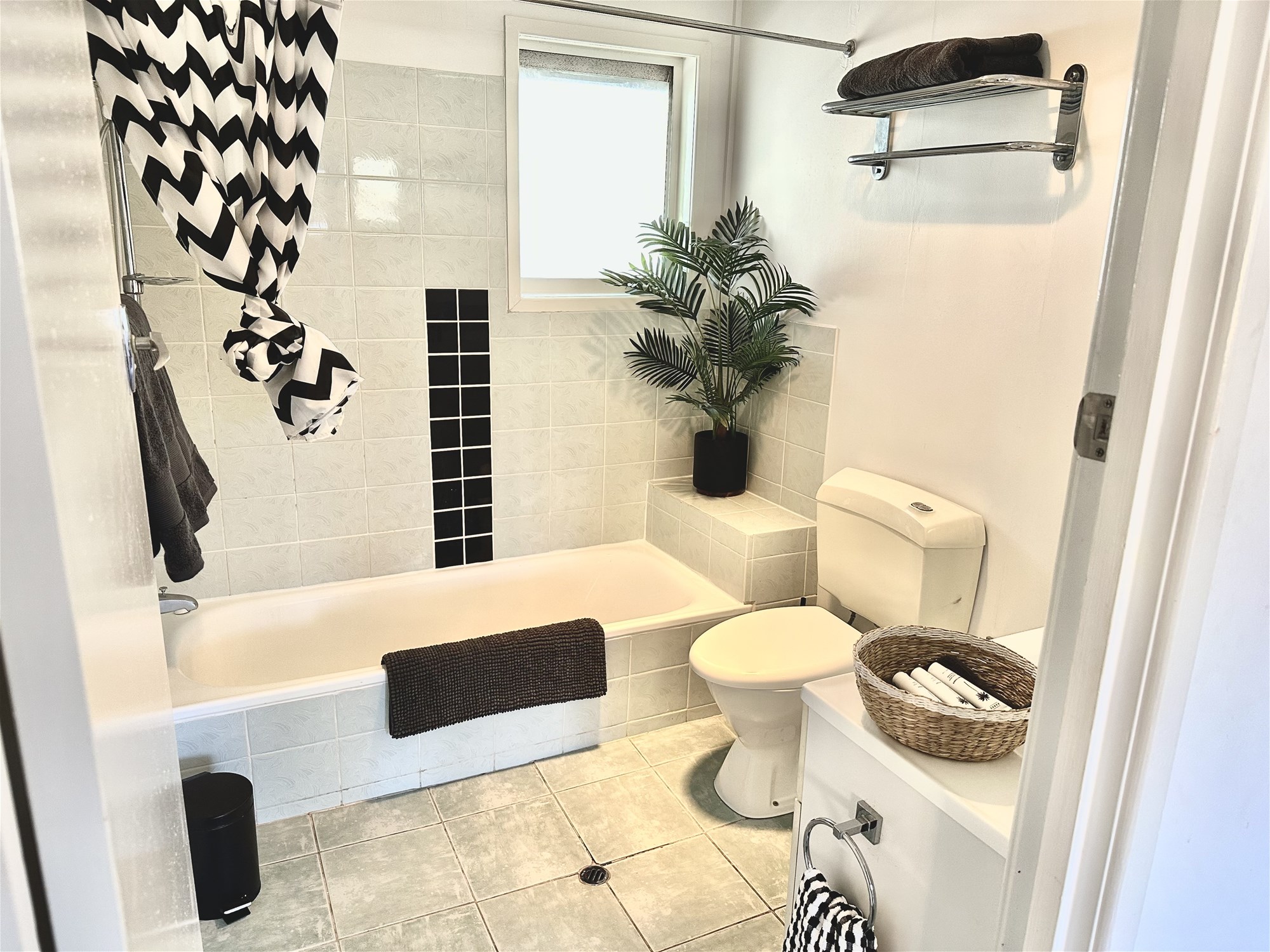 “Stunning Classic 70’s Balmoral Apartment 6