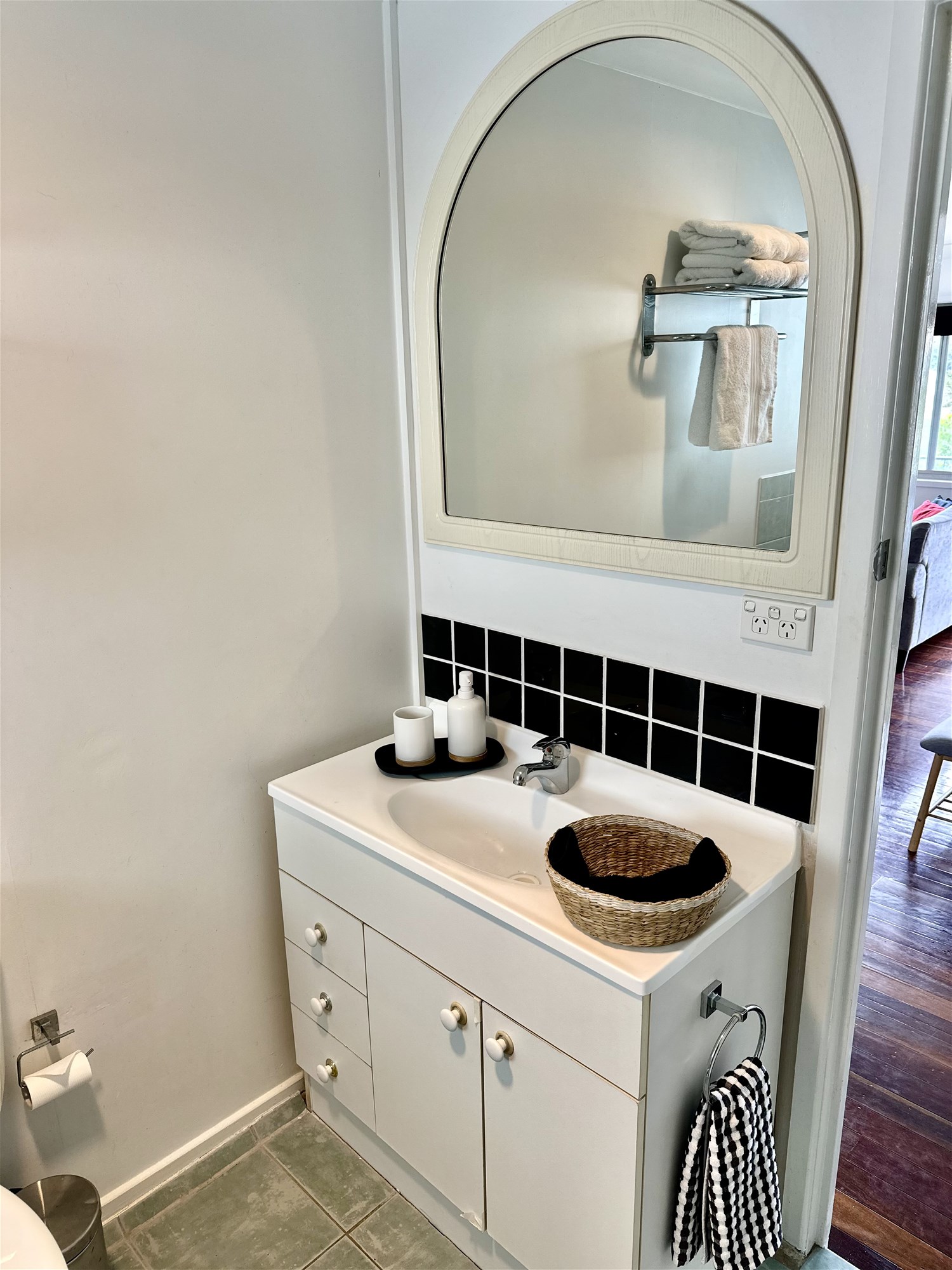 “Stunning Classic 70’s Balmoral Apartment 7