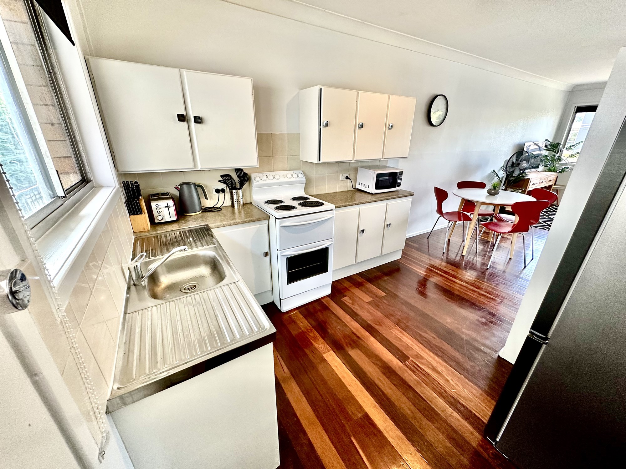 “Stunning Classic 70’s Balmoral Apartment 5