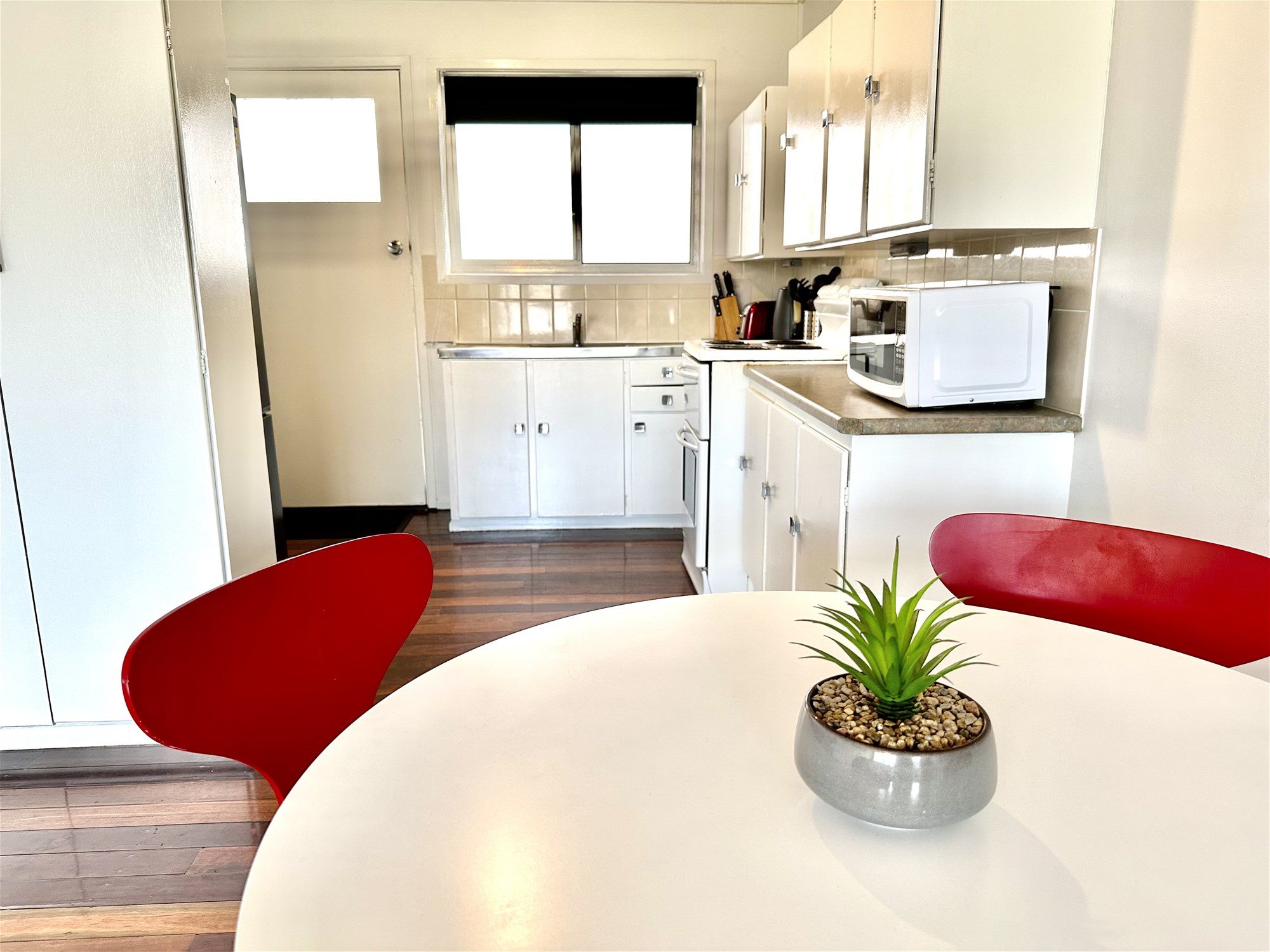 “Stunning Classic 70’s Balmoral Apartment 4