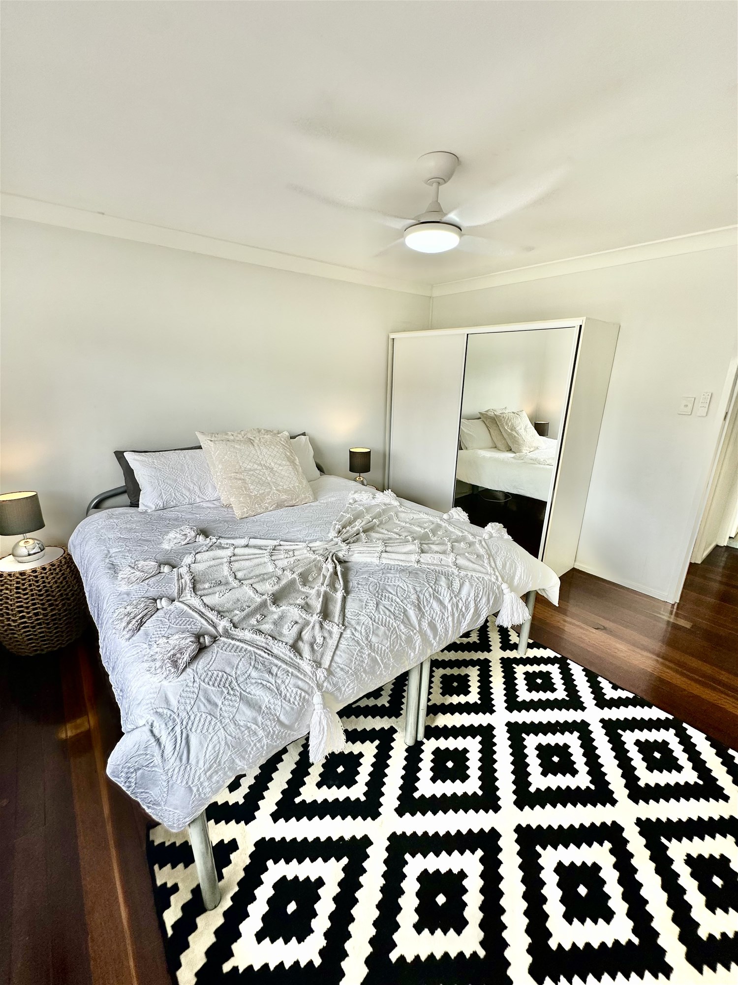 “Stunning Classic 70’s Balmoral Apartment 9