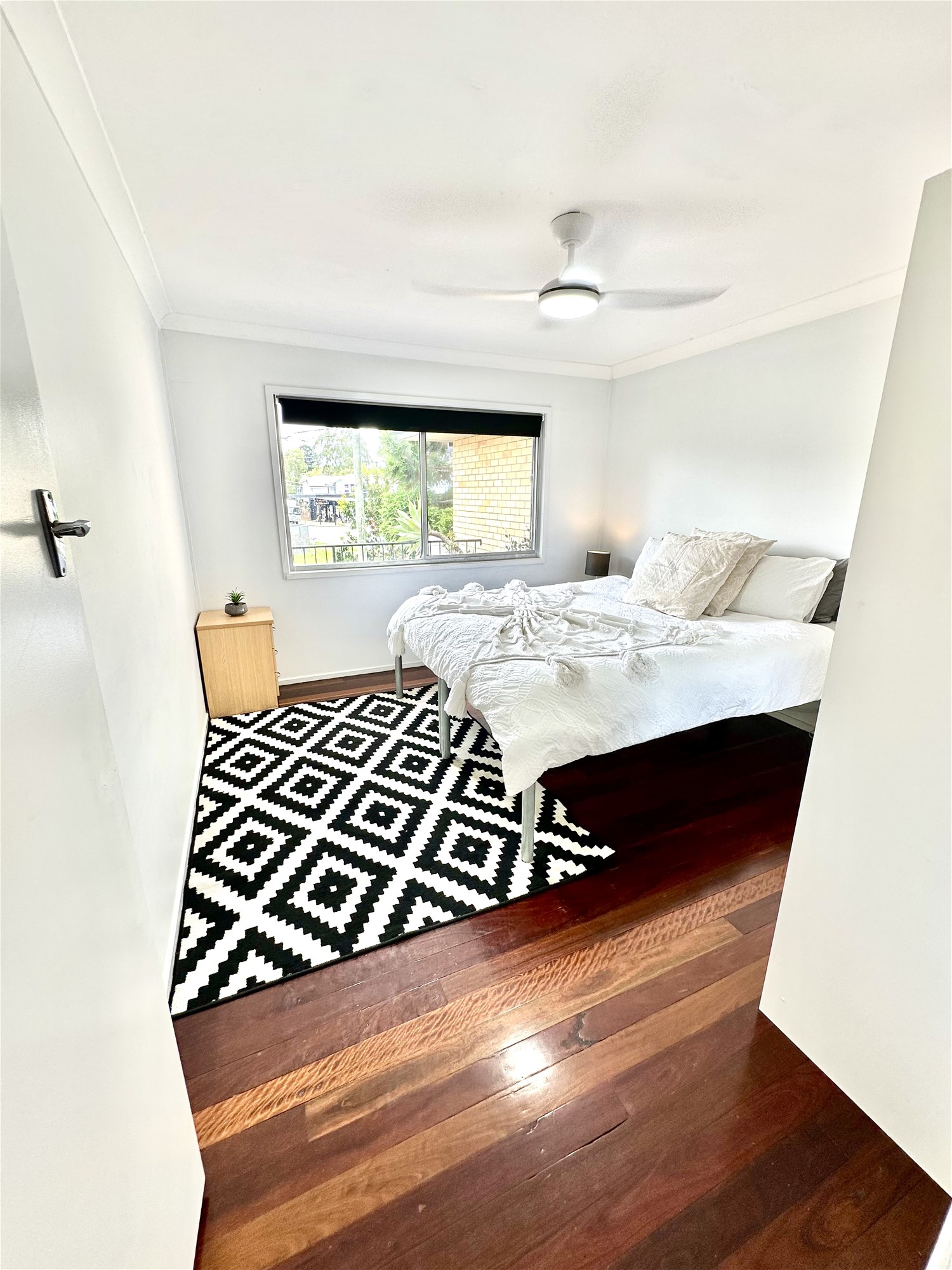 “Stunning Classic 70’s Balmoral Apartment 8