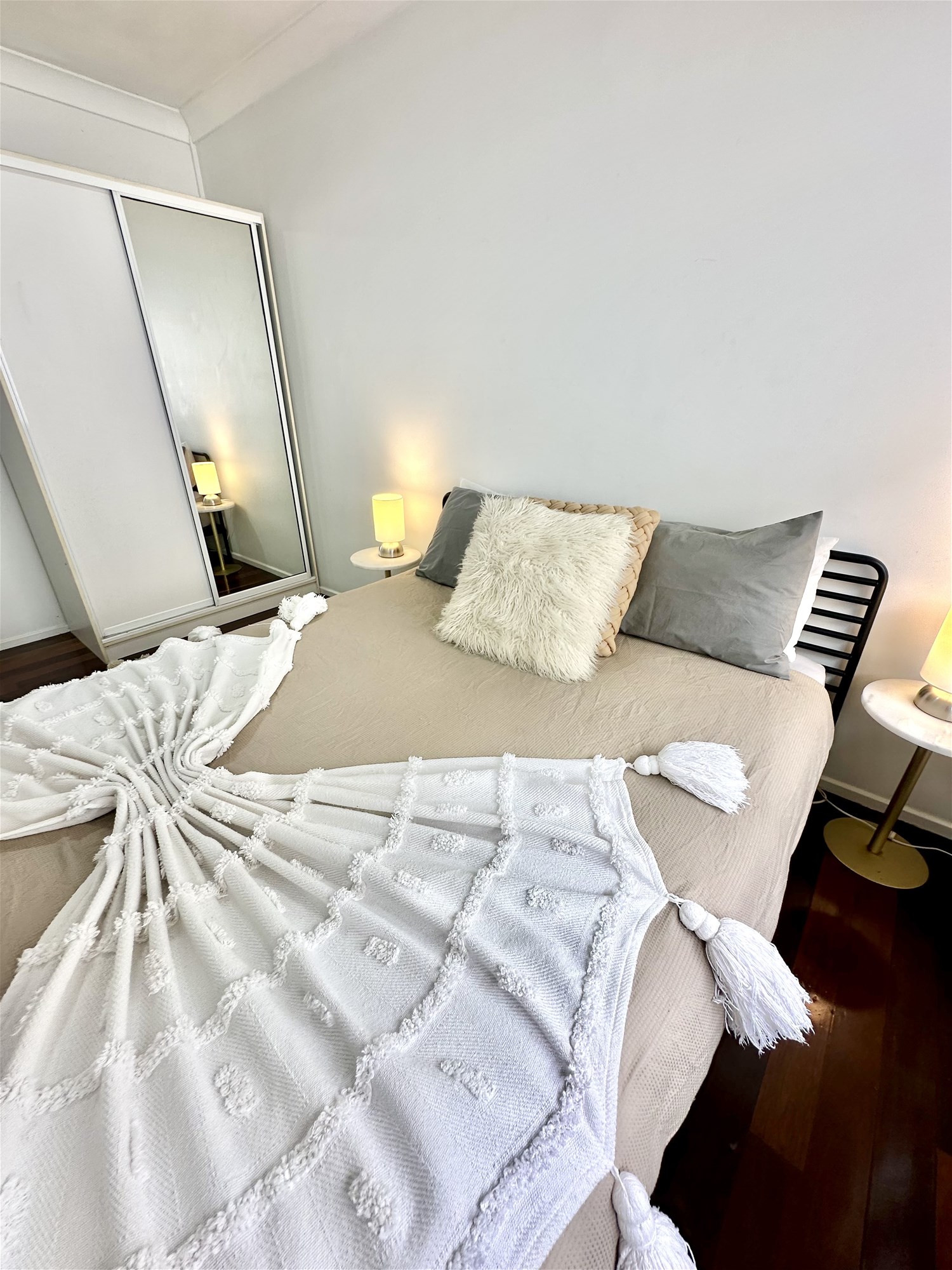 “Stunning Classic 70’s Balmoral Apartment 11