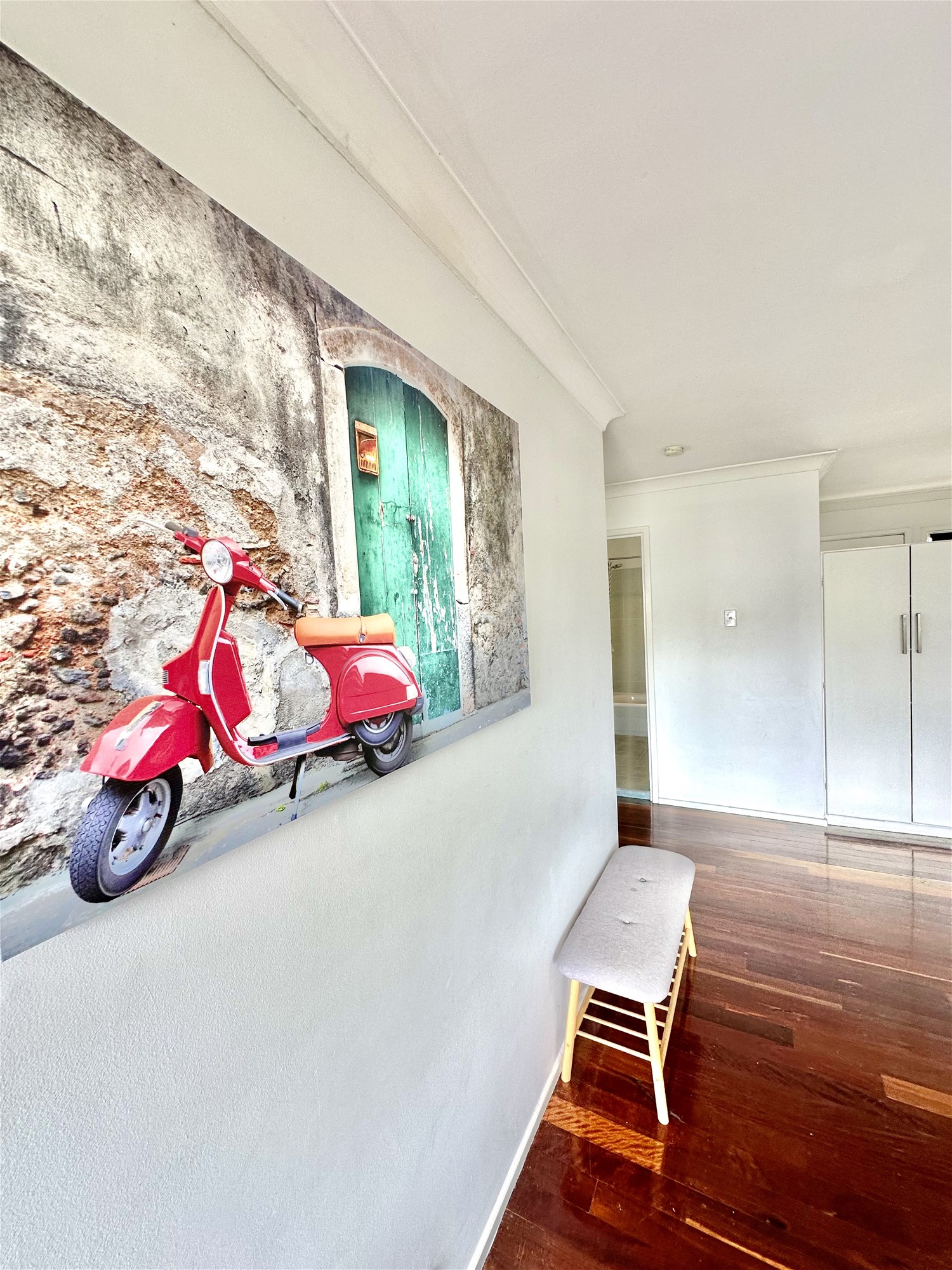 “Stunning Classic 70’s Balmoral Apartment 3