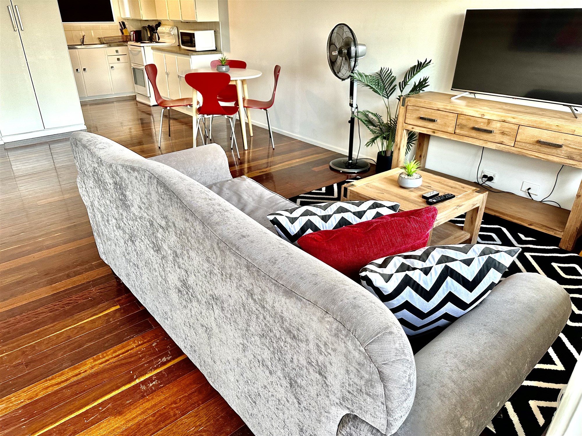 “Stunning Classic 70’s Balmoral Apartment 2