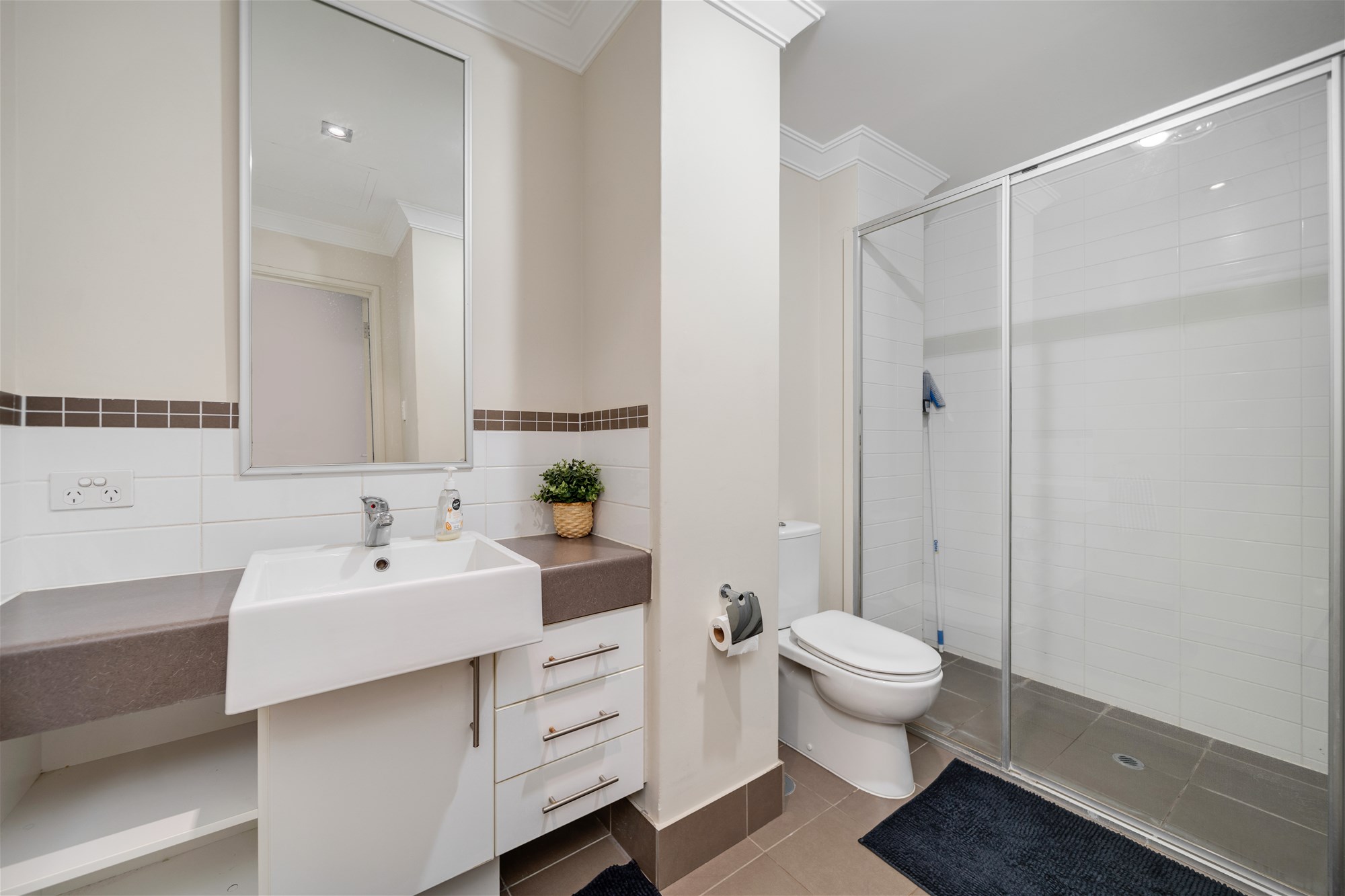 Quiet and Secure Apartment in 11