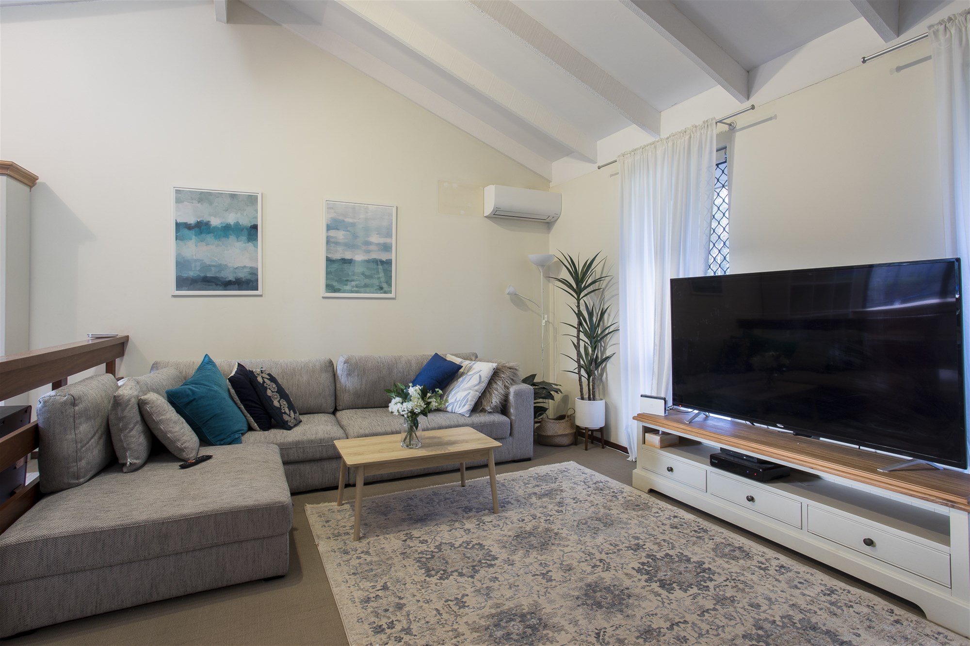 Spacious 4 Bed / 2 7