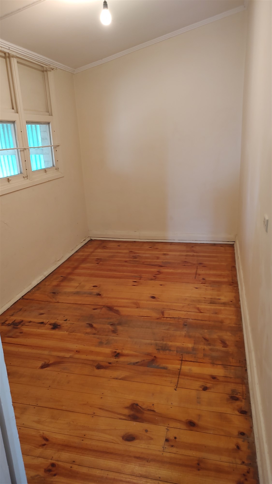 Traditional 1950’s Home Convenient Location 8