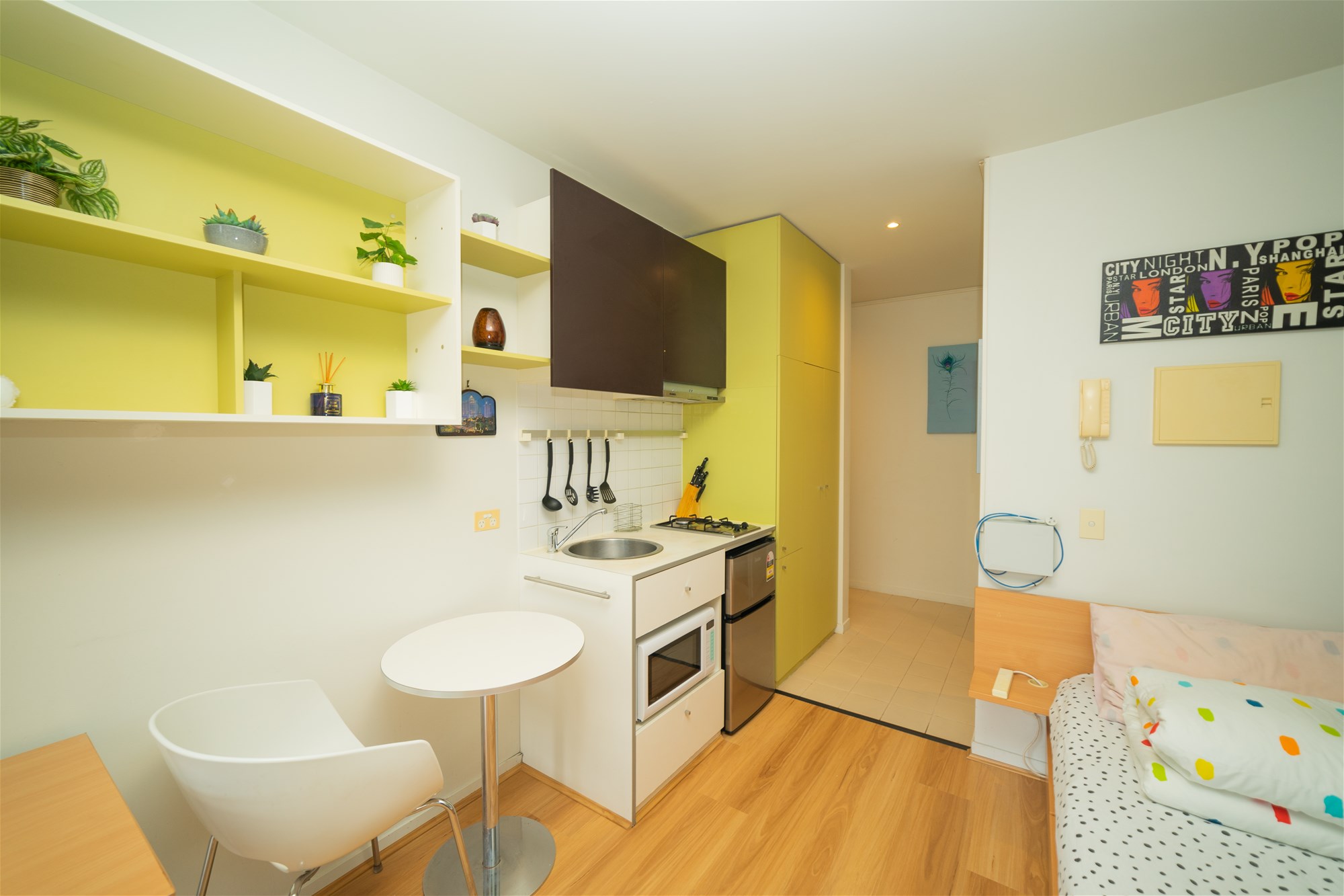 Large Corner Studio Next to 10